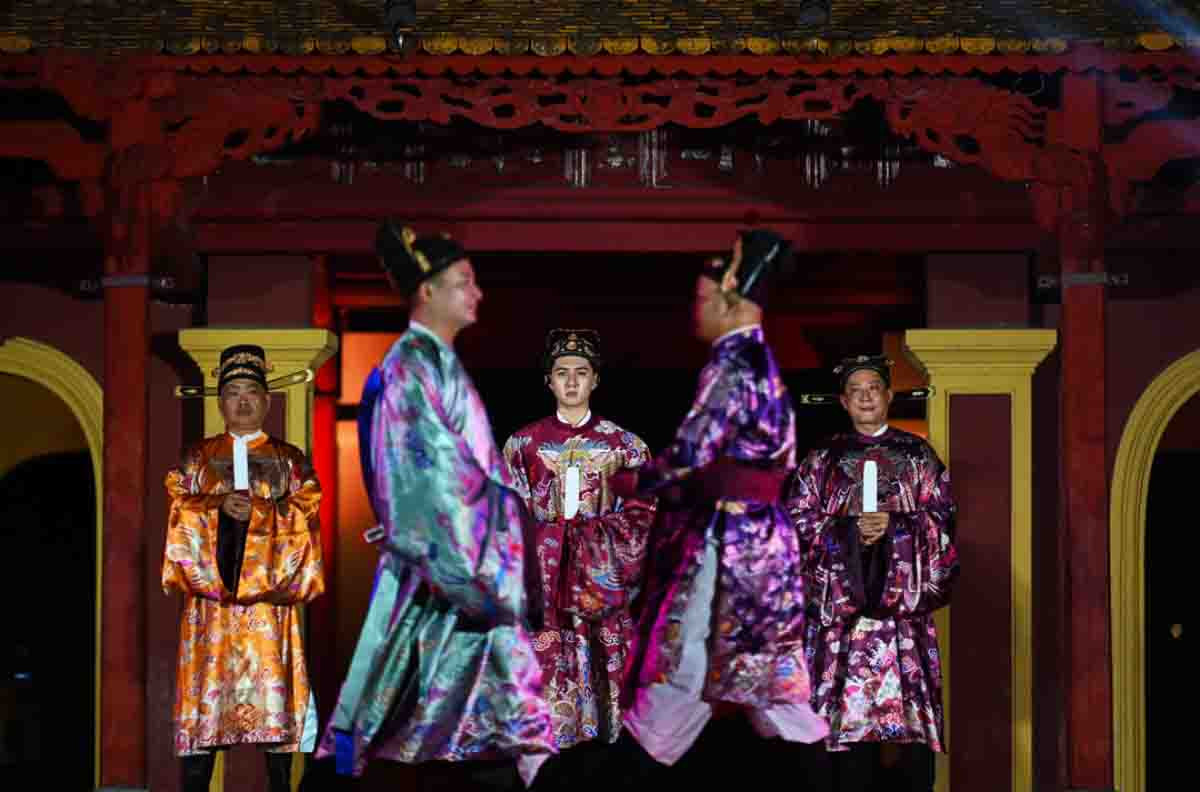 Presentación de trajes de los mandarines en la época de los señores Nguyen. Presentación de trajes de los mandarines en la época de los señores Nguyen.