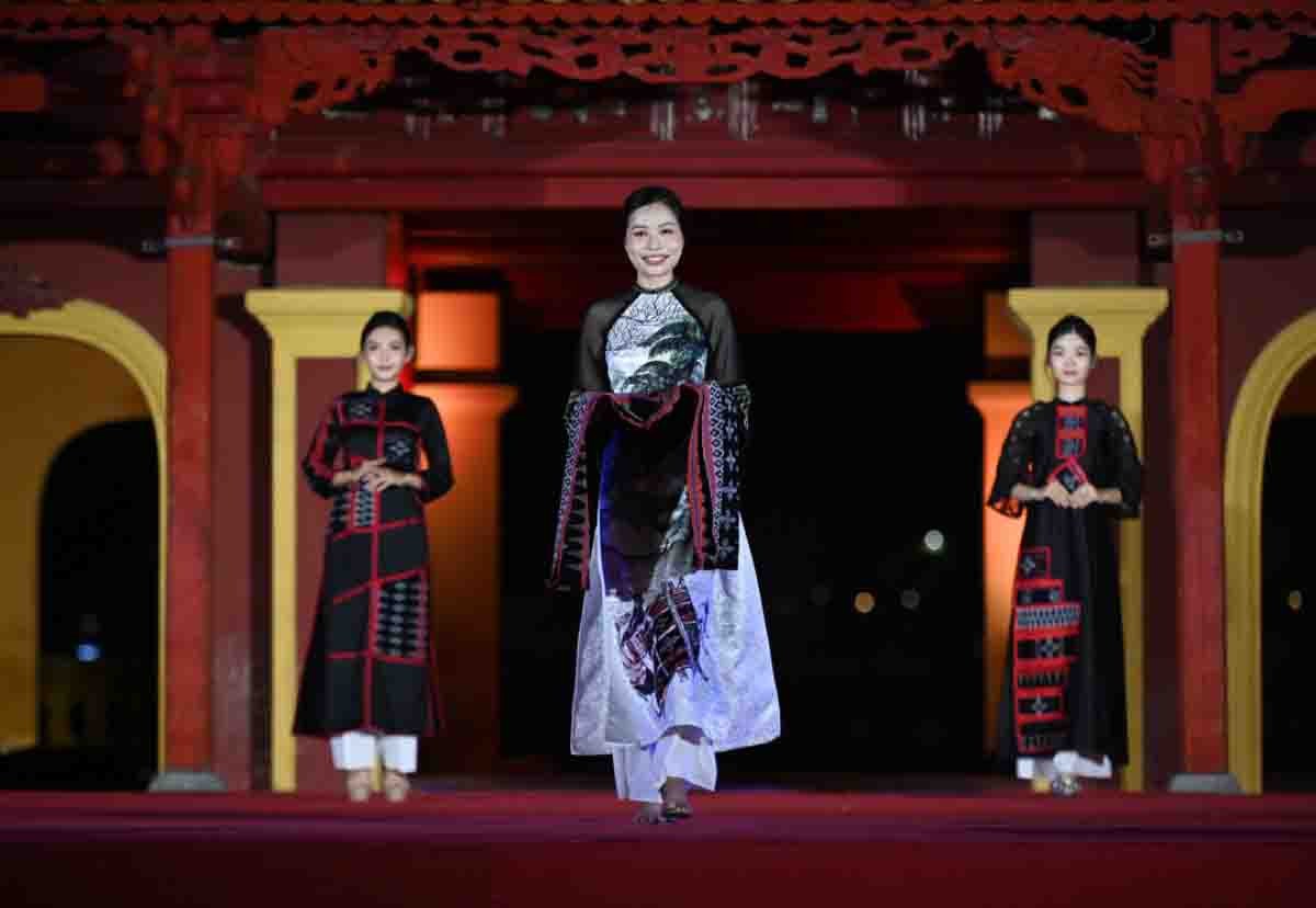 También es una fuente de inspiración la tejeduría “zeng” del grupo étnico Ta Oi, del distrito de A Luoi, en Thua Thien-Hue, conservada durante centenares de años. También es una fuente de inspiración la tejeduría “zeng” del grupo étnico Ta Oi, del distrito de A Luoi, en Thua Thien-Hue, conservada durante centenares de años.