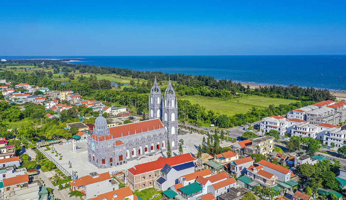 A este templo cristiano también le llaman como del sitio donde está construido, Trang Lo, rodeado por paisajes bonitos, con vista al mar y a solo unos kilómetros del cabo de Sa Vi, extremo nororiental de Vietnam. A este templo cristiano también le llaman como del sitio donde está construido, Trang Lo, rodeado por paisajes bonitos, con vista al mar y a solo unos kilómetros del cabo de Sa Vi, extremo nororiental de Vietnam.