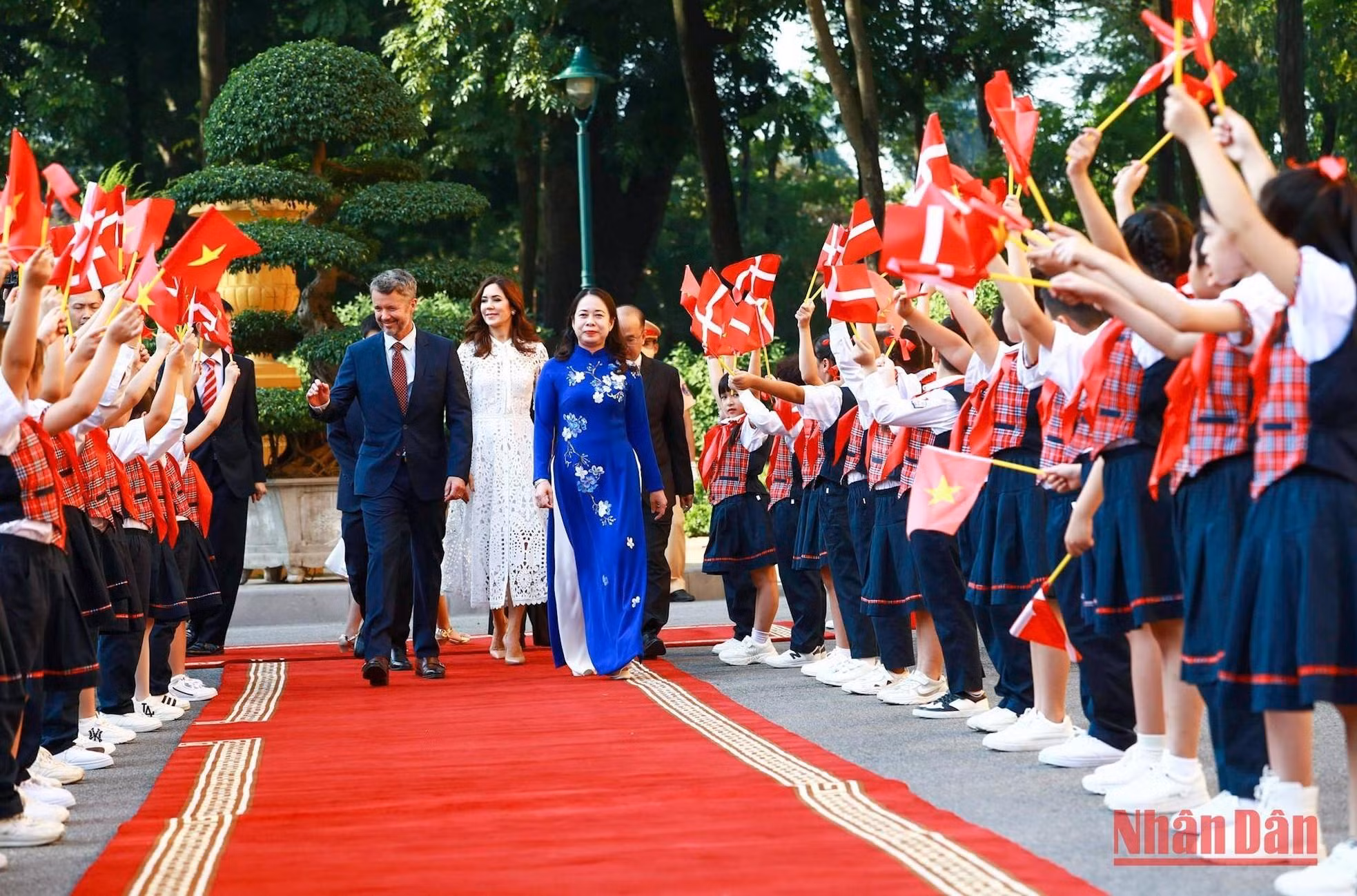Antes, la vicepresidenta del país indochino, Vo Thi Anh Xuan, ofreció una recepción a la pareja. Antes, la vicepresidenta del país indochino, Vo Thi Anh Xuan, ofreció una recepción a la pareja.