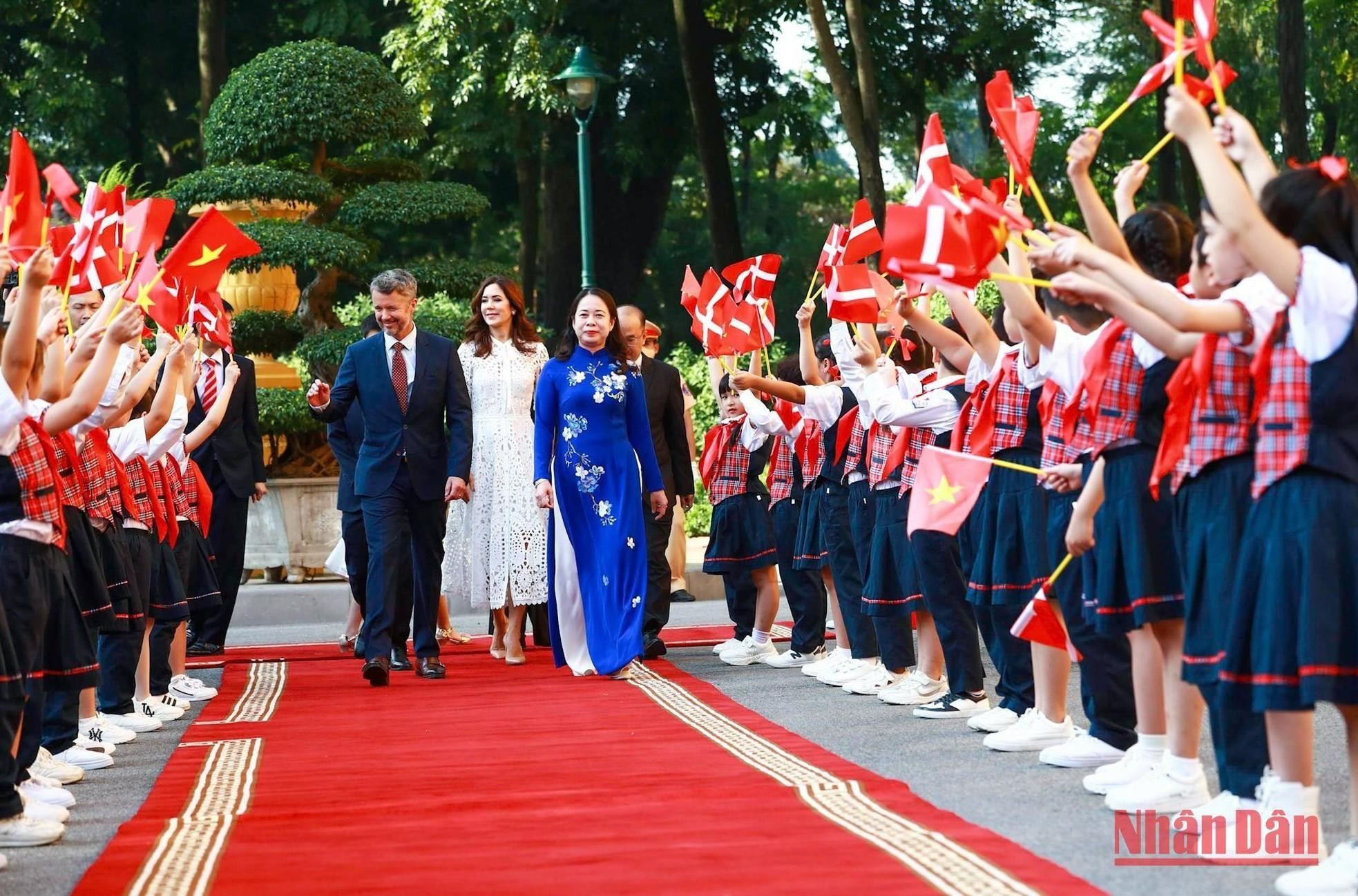 Antes, la vicepresidenta del país indochino, Vo Thi Anh Xuan, ofreció una recepción a la pareja. Antes, la vicepresidenta del país indochino, Vo Thi Anh Xuan, ofreció una recepción a la pareja.