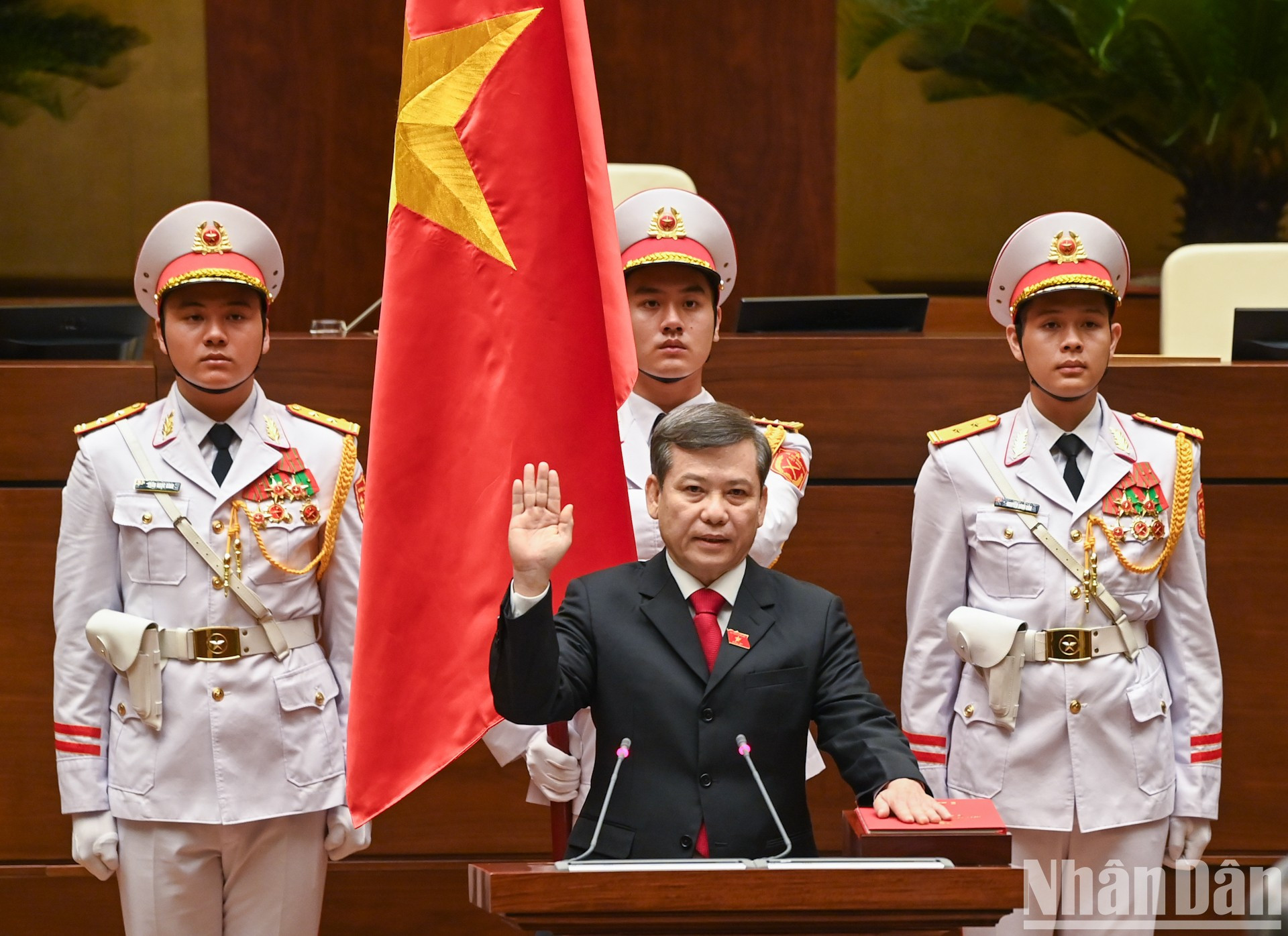 Le Minh Tri jura su cargo como presidente del Tribunal Popular Supremo. Le Minh Tri jura su cargo como presidente del Tribunal Popular Supremo.