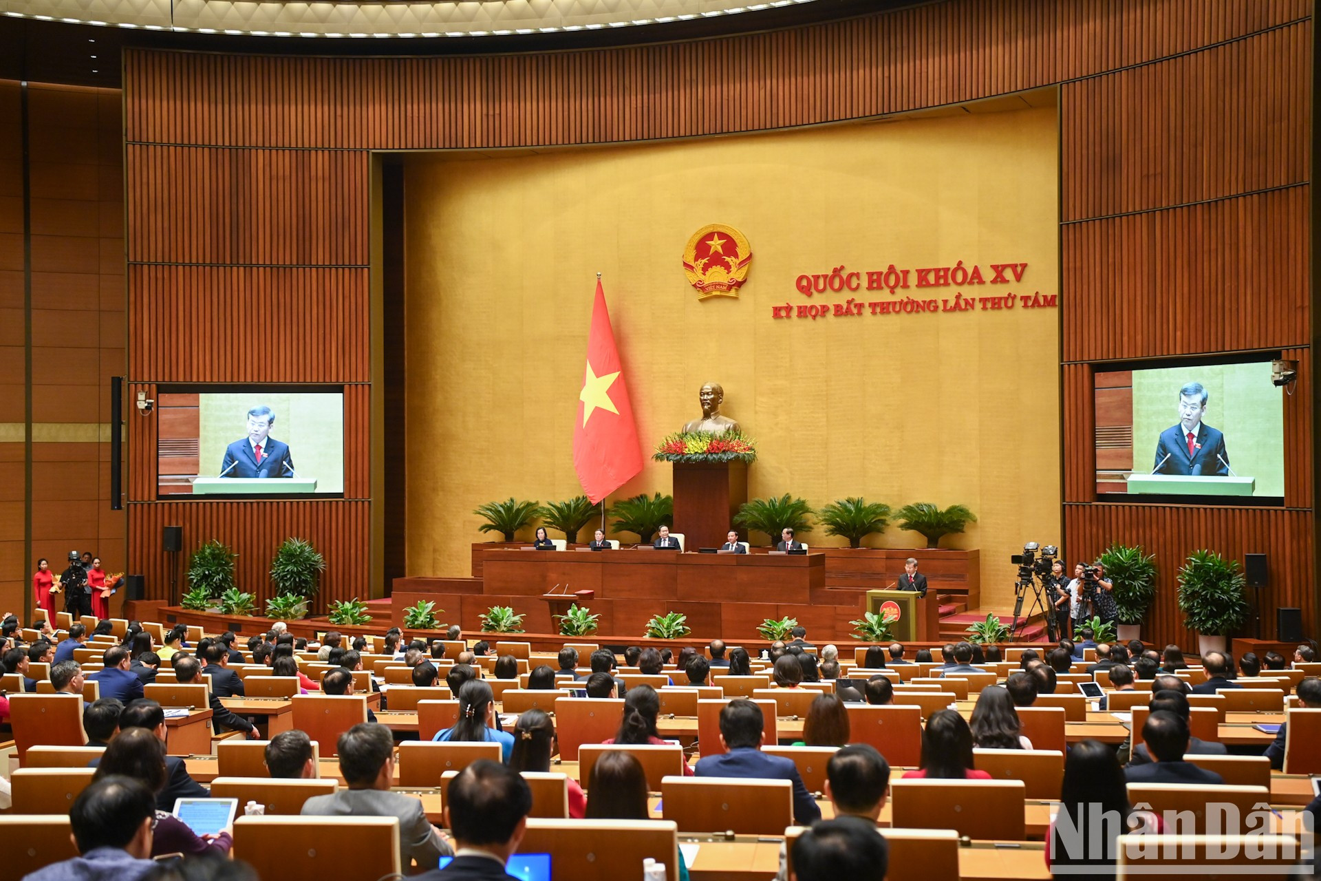 Panorama de la sesión, enmarcada en la octava reunión extraordinaria de la Asamblea Nacional de Vietnam. Panorama de la sesión, enmarcada en la octava reunión extraordinaria de la Asamblea Nacional de Vietnam.