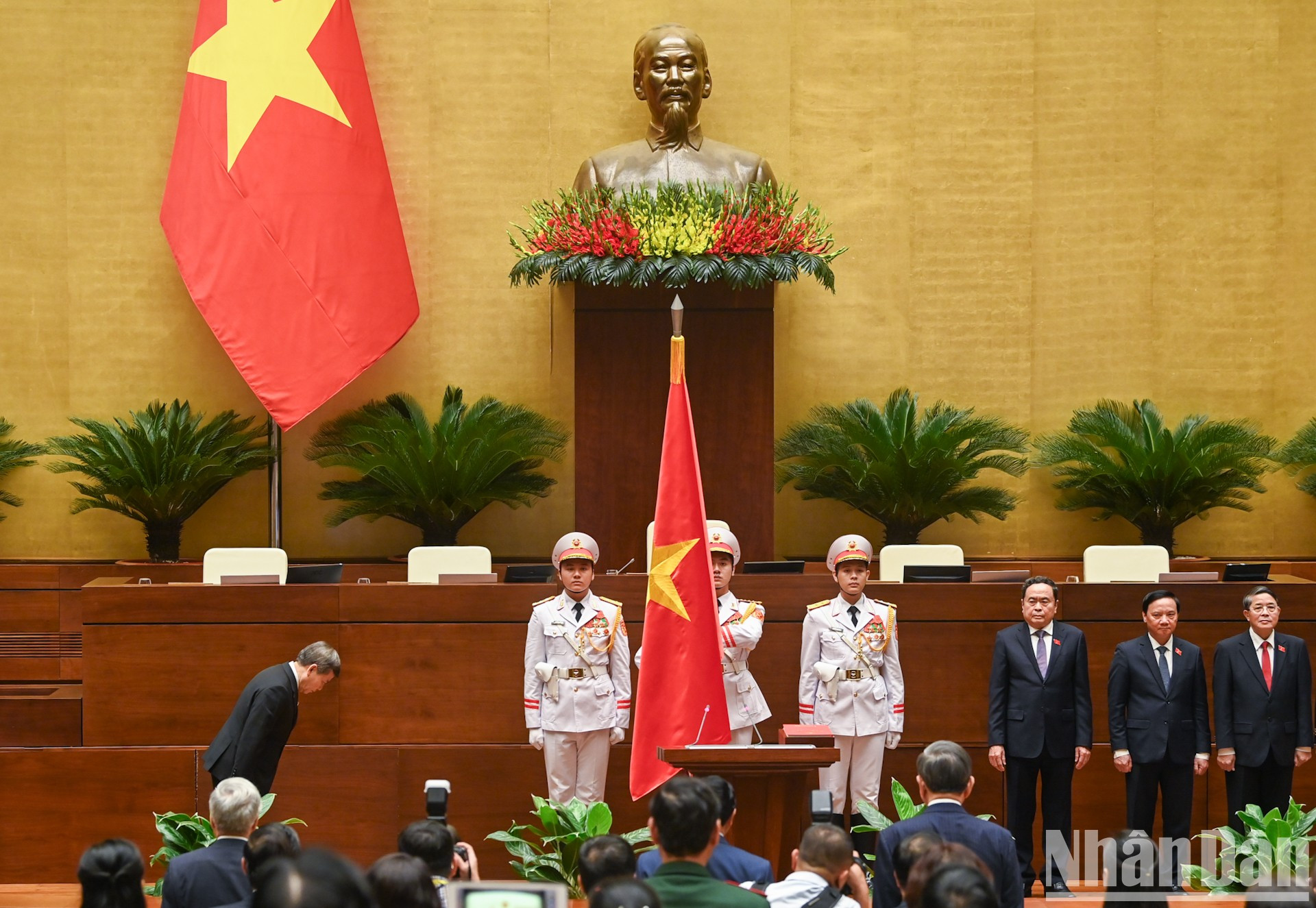 El electo presidente del Tribunal Popular Supremo realiza el protocolo. El electo presidente del Tribunal Popular Supremo realiza el protocolo.