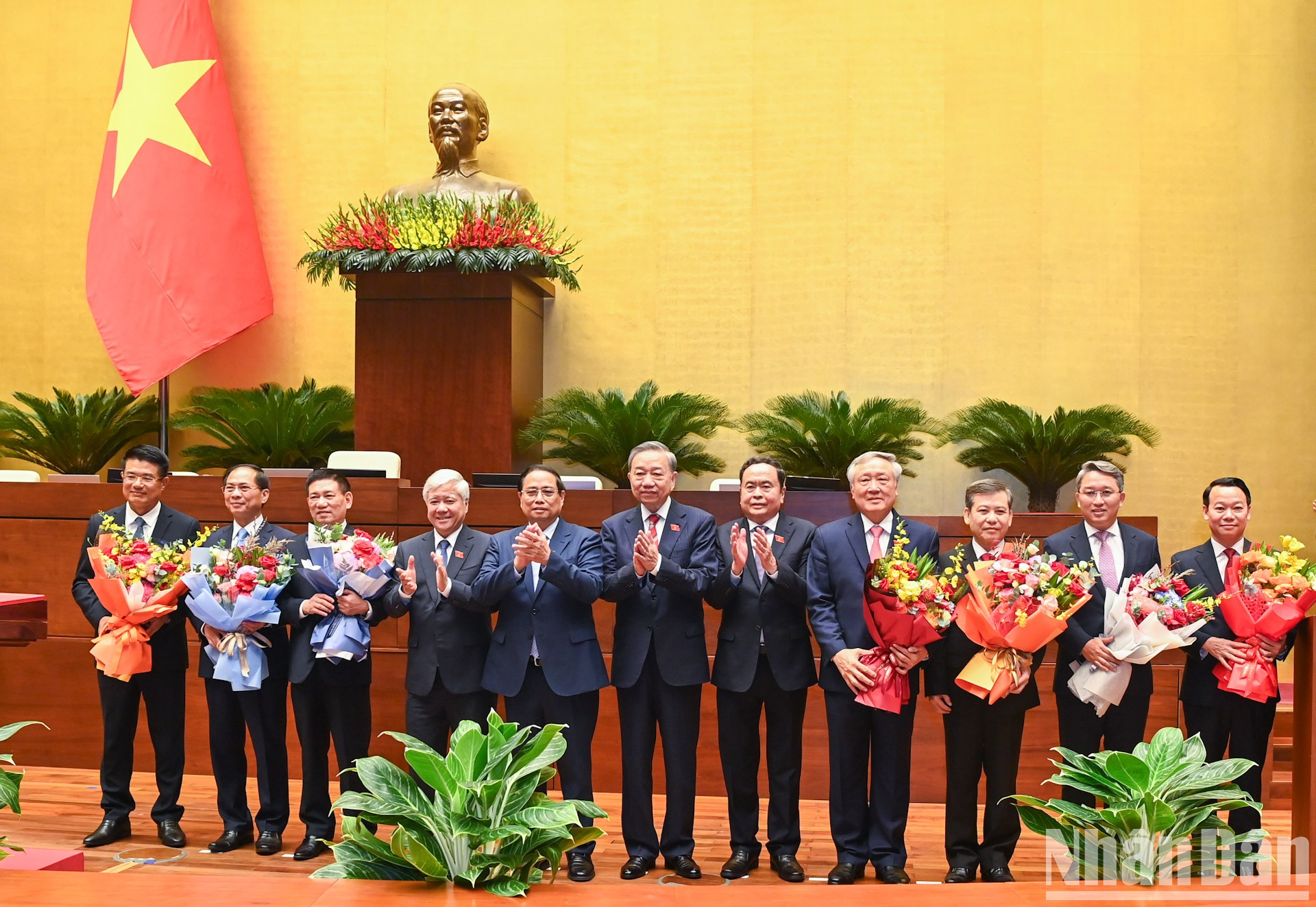 Los dirigentes del Partido y del Estado felicitan a los vice primeros ministros, presidente del Tribunal Popular Supremo, presidente de la Fiscalía Popular Suprema y ministros recién nombrados. Los dirigentes del Partido y del Estado felicitan a los vice primeros ministros, presidente del Tribunal Popular Supremo, presidente de la Fiscalía Popular Suprema y ministros recién nombrados.