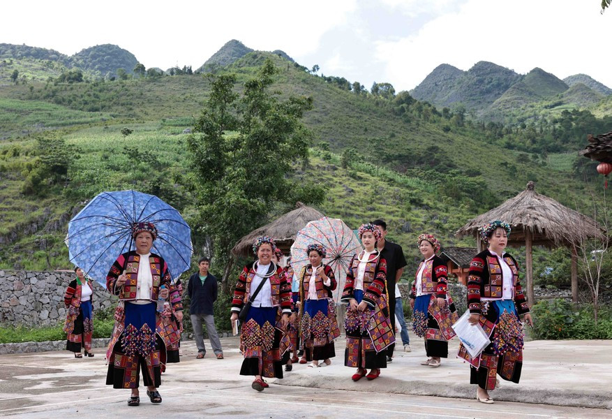Trajes de mujeres Lo Lo en la ciudad de Meo Vac, Ha Giang. Trajes de mujeres Lo Lo en la ciudad de Meo Vac, Ha Giang.