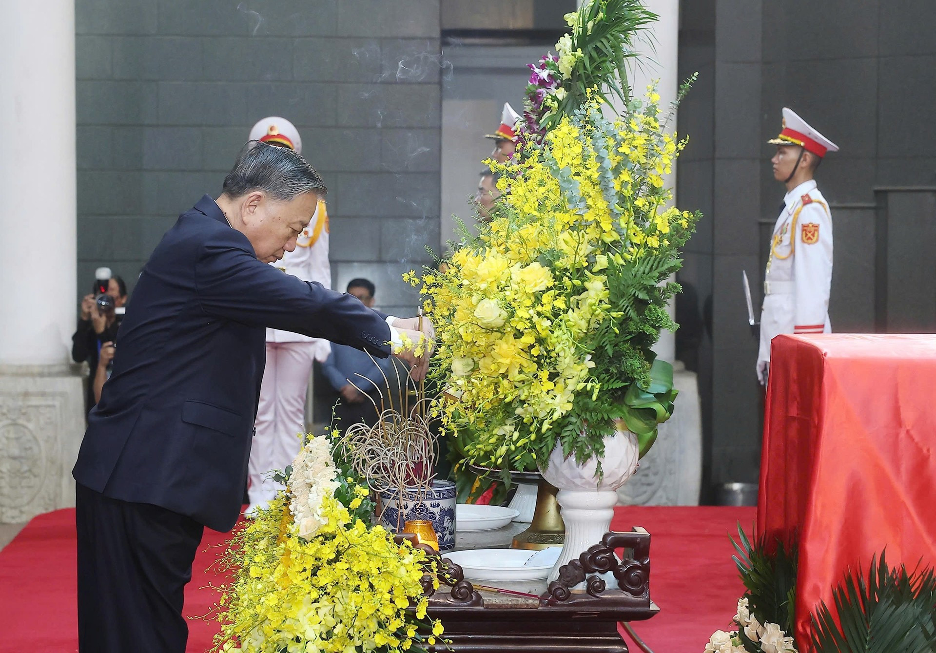 El secretario general del Partido, To Lam, rinde homenaje al camarada Tran Duc Luong.