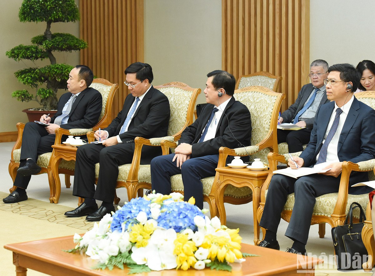 Funcionarios de la parte anfitriona.