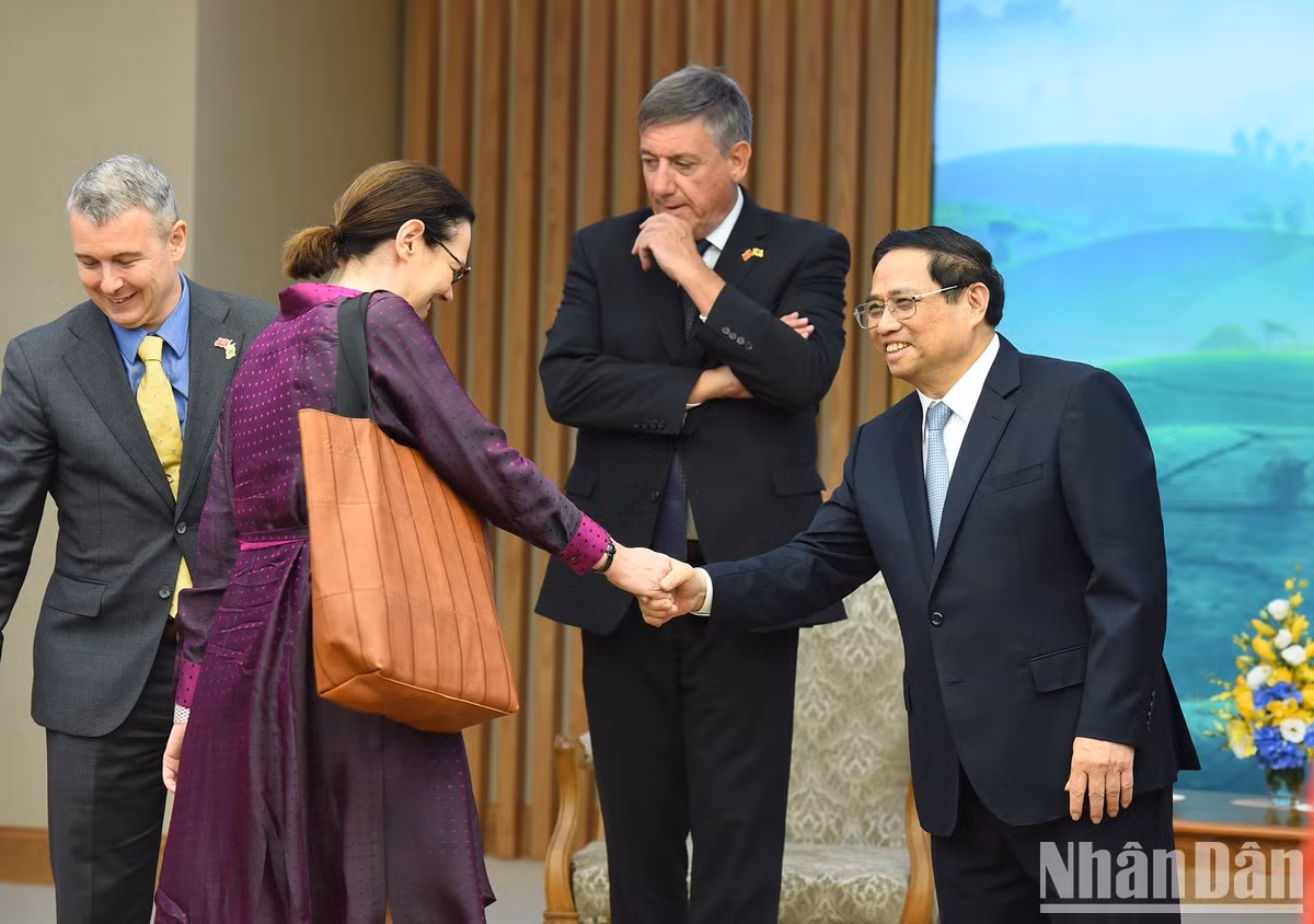 El jefe de Gobierno recibe a los delegados belgas. El jefe de Gobierno recibe a los delegados belgas.