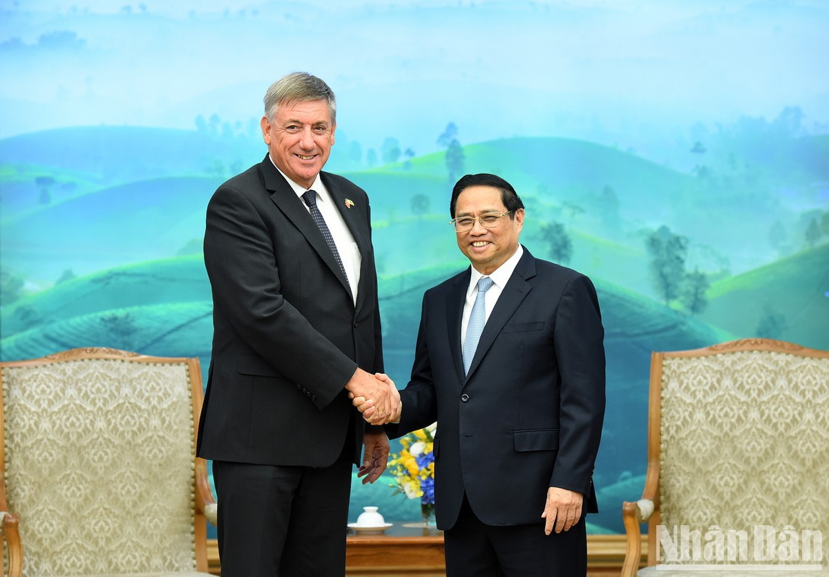 El primer ministro de Vietnam, Pham Minh Chinh (derecha), recibe al ministro-presidente de la región de Flandes, Jan Jambon.