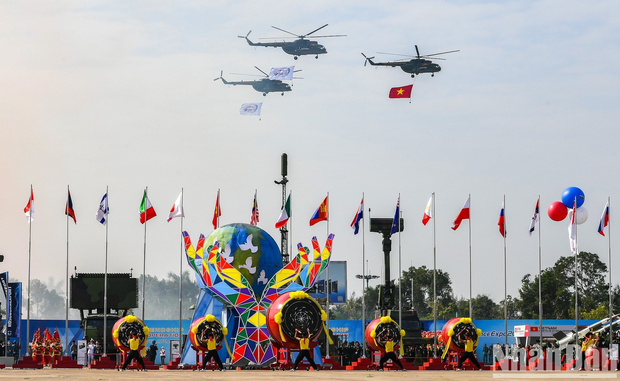 Helicópteros vuelan con la bandera nacional de Vietnam y la bandera de la exposición. Helicópteros vuelan con la bandera nacional de Vietnam y la bandera de la exposición.