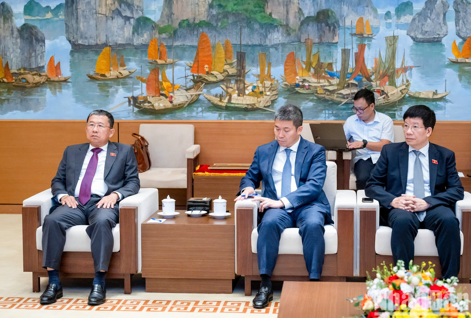 Representantes de la parte anfitriona. Representantes de la parte anfitriona.