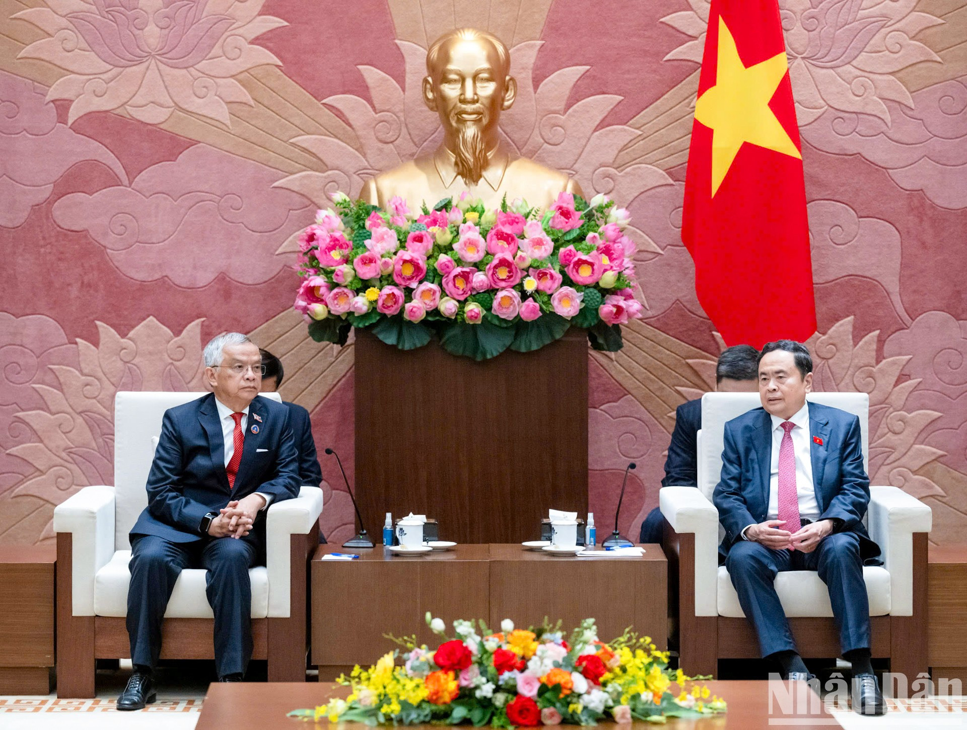 En las conversaciones. En las conversaciones.