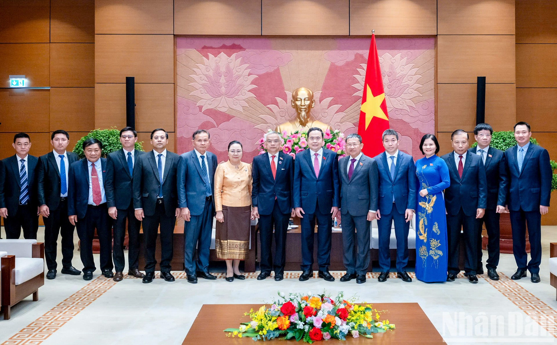 Los delegados posan para fotos. Los delegados posan para fotos.