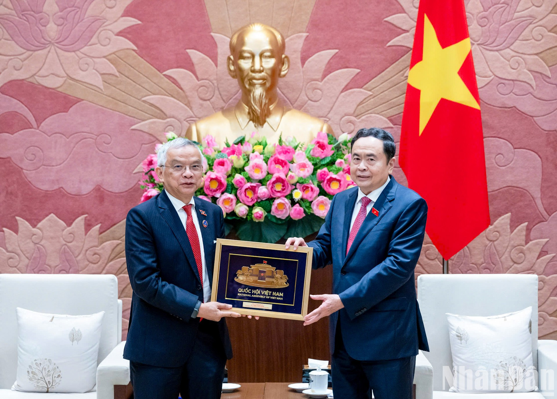 Thanh Man entrega un regalo de recuerdo al visitante. Thanh Man entrega un regalo de recuerdo al visitante.