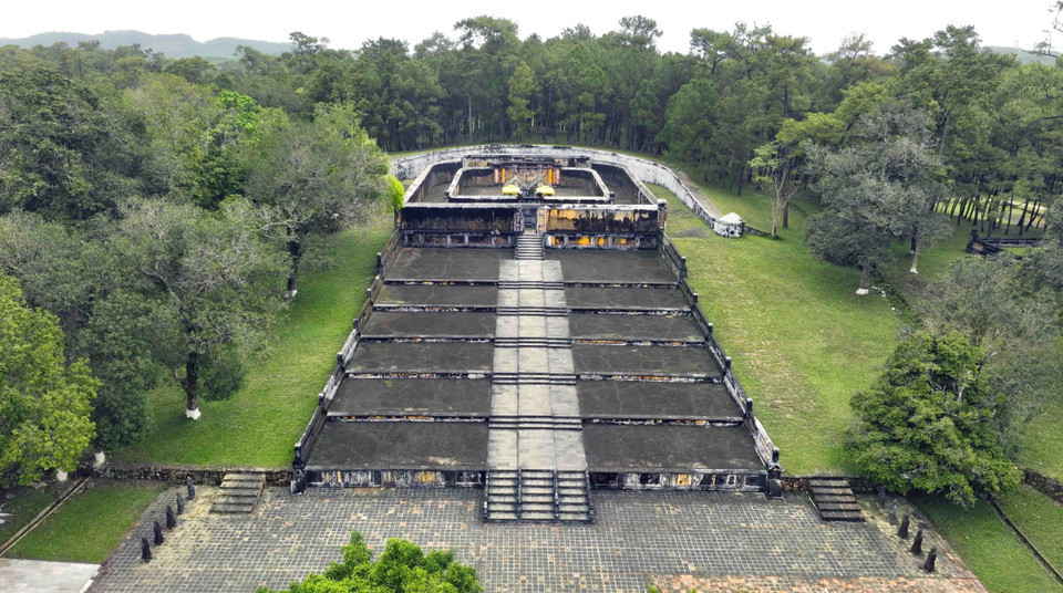 La tumba del rey Gia Long (Thien Tho Lang), construida durante seis años (1814-1820), tiene la posición de feng shui más hermosa entre las tumbas de la dinastía Nguyen. Se encuentra en la aldea de Dinh Mon, comuna de Huong Tho, ciudad de Hue. Este es el lugar de descanso del rey que fundó la dinastía Nguyen y de la reina Thua Thien Cao. La tumba del rey Gia Long (Thien Tho Lang), construida durante seis años (1814-1820), tiene la posición de feng shui más hermosa entre las tumbas de la dinastía Nguyen. Se encuentra en la aldea de Dinh Mon, comuna de Huong Tho, ciudad de Hue. Este es el lugar de descanso del rey que fundó la dinastía Nguyen y de la reina Thua Thien Cao.