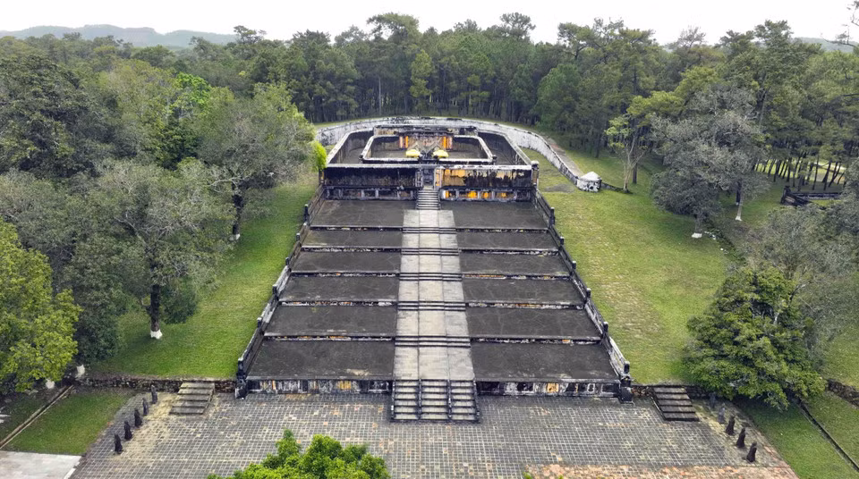 La tumba del rey Gia Long (Thien Tho Lang), construida durante seis años (1814-1820), tiene la posición de feng shui más hermosa entre las tumbas de la dinastía Nguyen. Se encuentra en la aldea de Dinh Mon, comuna de Huong Tho, ciudad de Hue. Este es el lugar de descanso del rey que fundó la dinastía Nguyen y de la reina Thua Thien Cao.