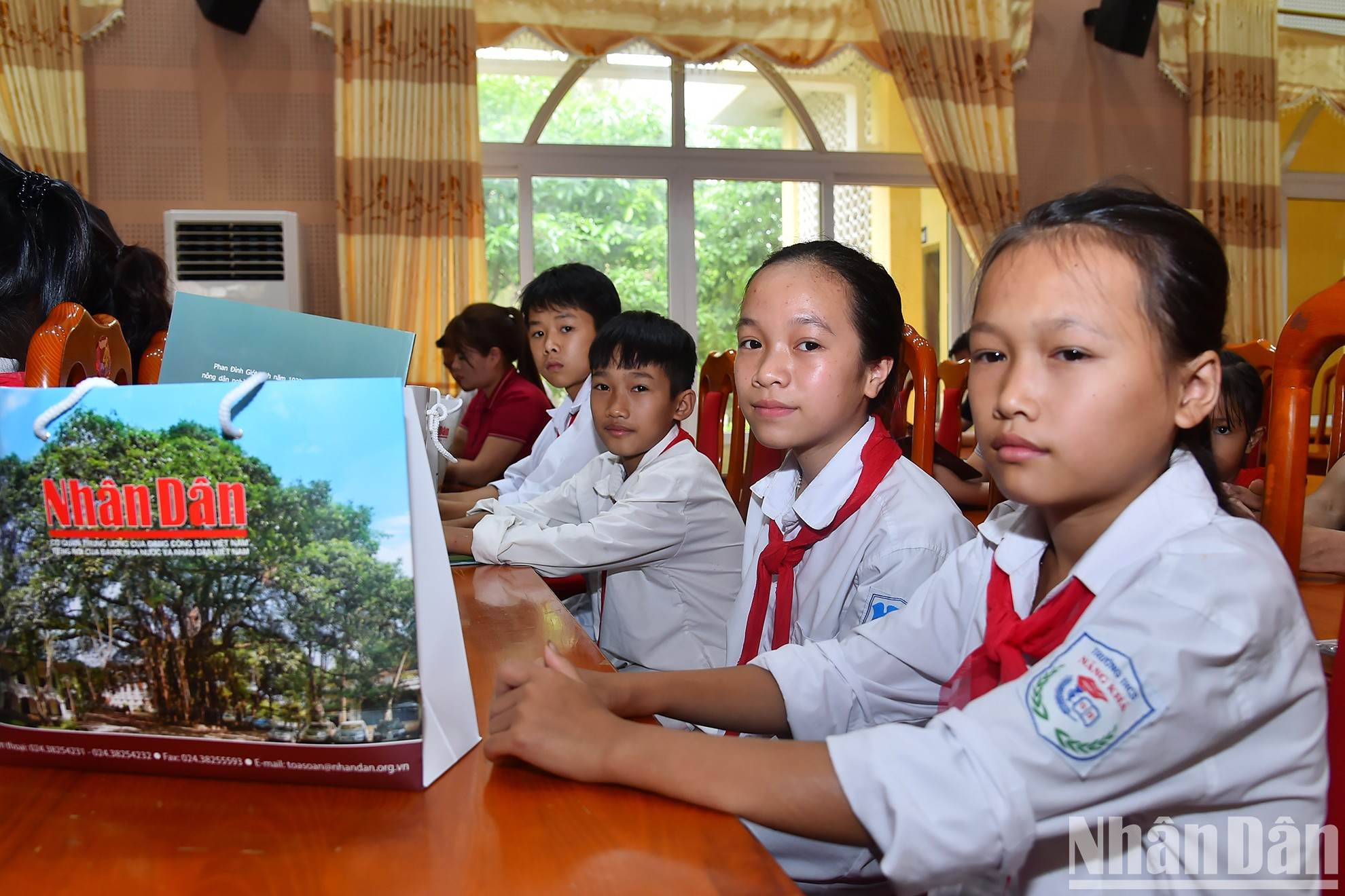 Alumnos participantes en la ceremonia. Alumnos participantes en la ceremonia.