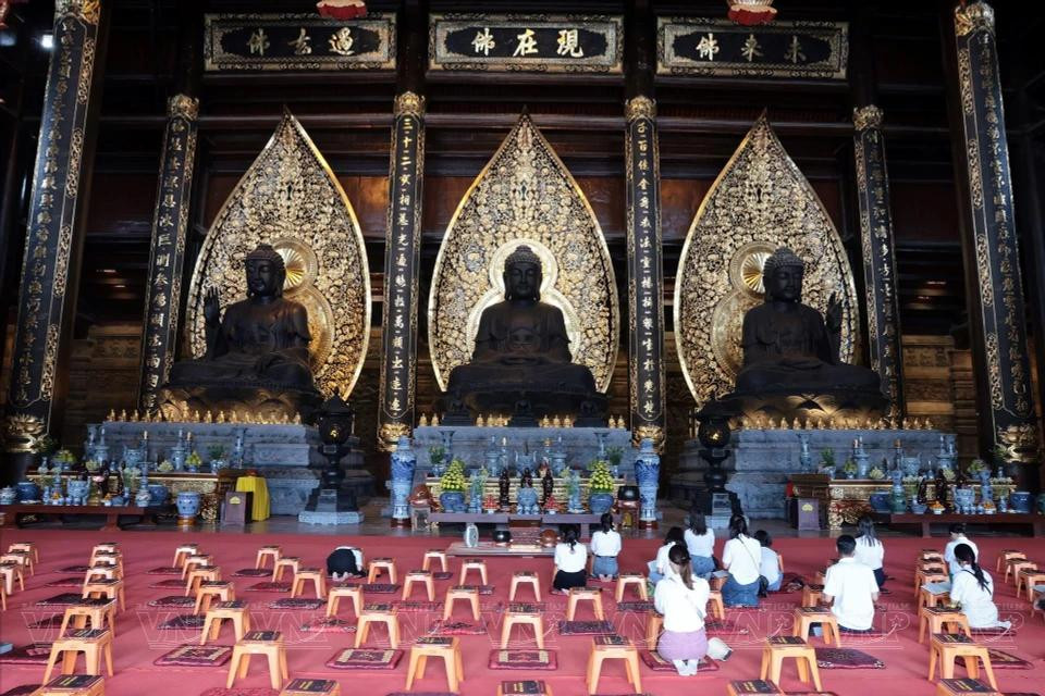 Rodeado por arquitectura tradicional, el monasterio ofrece un espacio tranquilo y sereno.