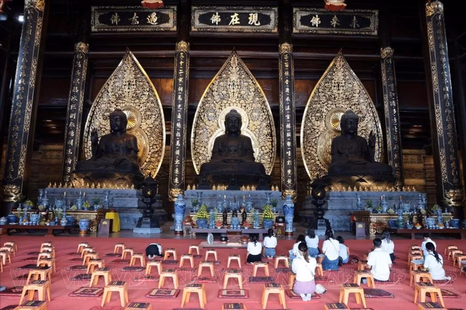 Rodeado por arquitectura tradicional, el monasterio ofrece un espacio tranquilo y sereno.