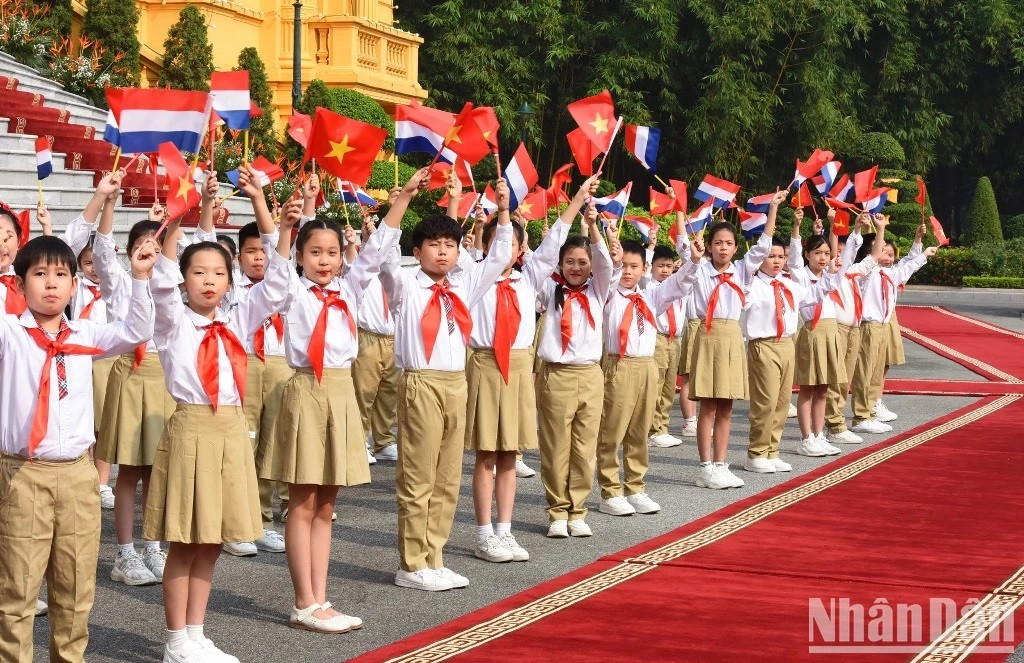 Niños capitalinos saludan al jefe de Gobierno neerlandés. Niños capitalinos saludan al jefe de Gobierno neerlandés.