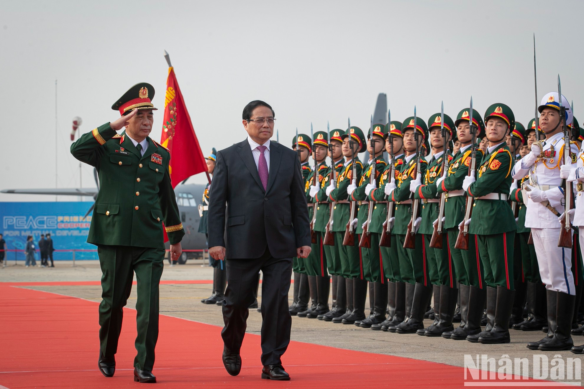 El primer ministro de Vietnam, Pham Minh Chinh, y el general Phan Van Giang, miembro del Buró Político del Comité Central del Partido, vicesecretario de la Comisión Militar Central y ministro de Defensa del país, pasan revista a la guardia de honor. El primer ministro de Vietnam, Pham Minh Chinh, y el general Phan Van Giang, miembro del Buró Político del Comité Central del Partido, vicesecretario de la Comisión Militar Central y ministro de Defensa del país, pasan revista a la guardia de honor.