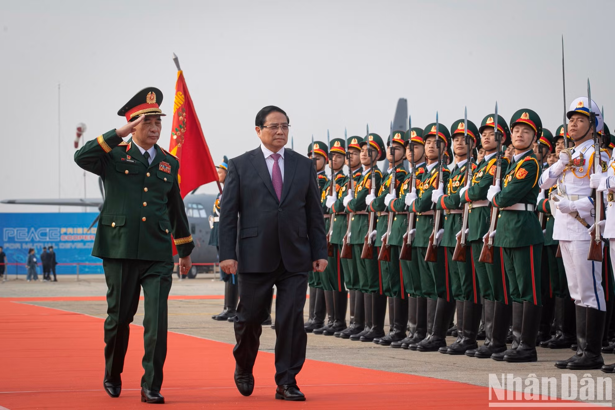El primer ministro de Vietnam, Pham Minh Chinh, y el general Phan Van Giang, miembro del Buró Político del Comité Central del Partido, vicesecretario de la Comisión Militar Central y ministro de Defensa del país, pasan revista a la guardia de honor.