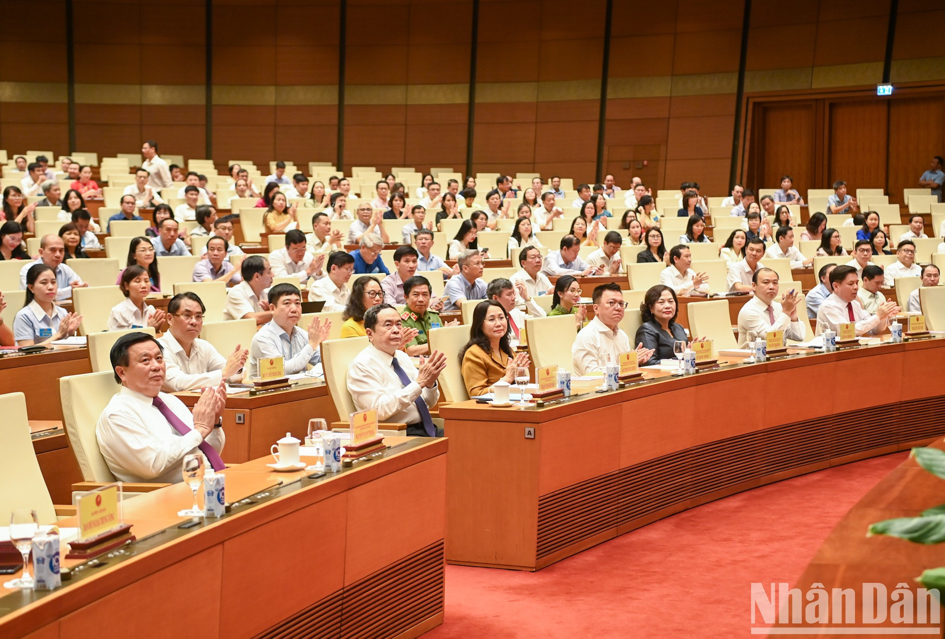 El presidente de la Asamblea Nacional, Tran Thanh Man, junto con dirigentes del Partido y del Estado en la cita.