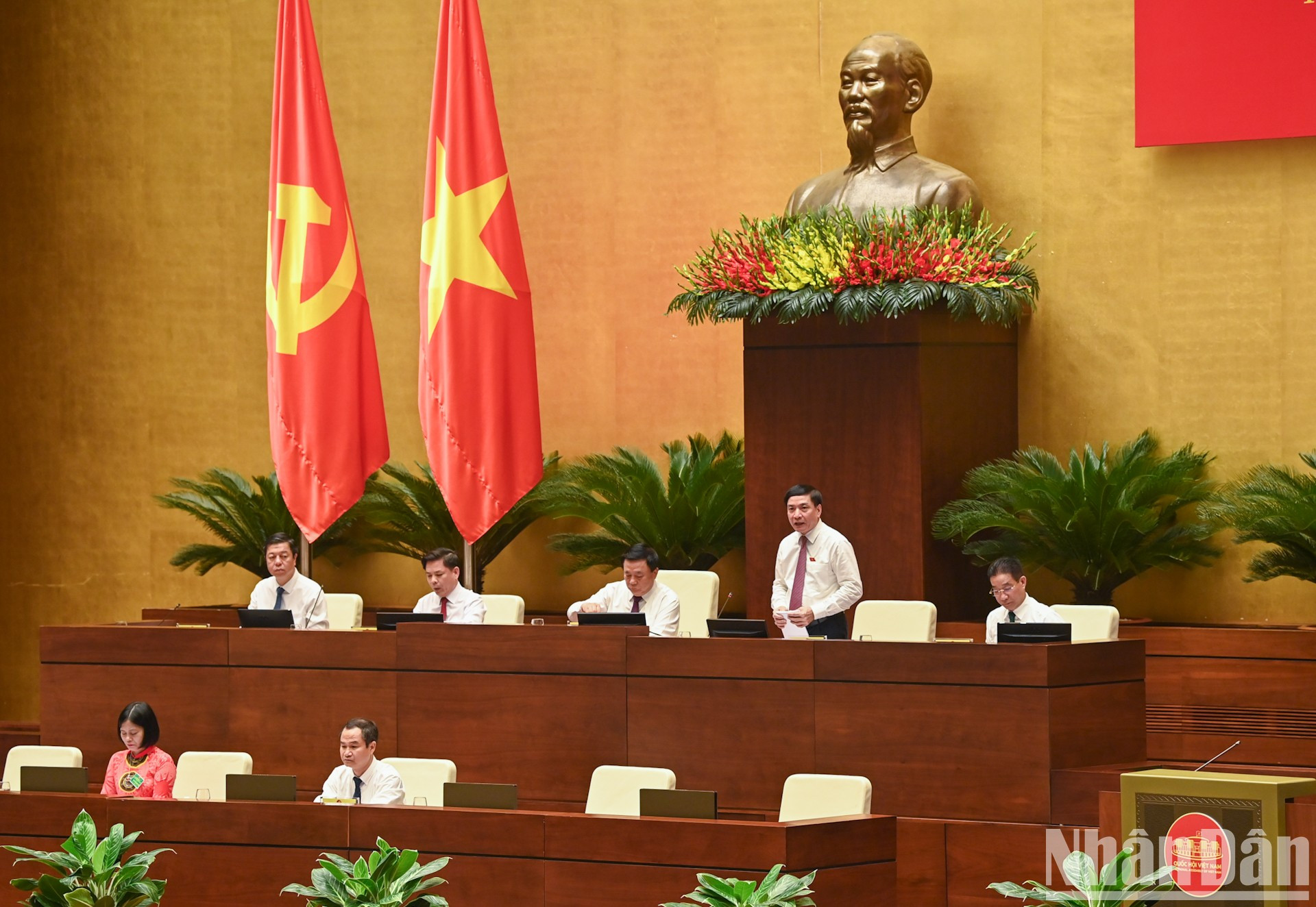 El secretario general de la Asamblea Nacional y jefe de la Oficina Parlamentaria, Bui Van Cuong, presenta una ponencia.