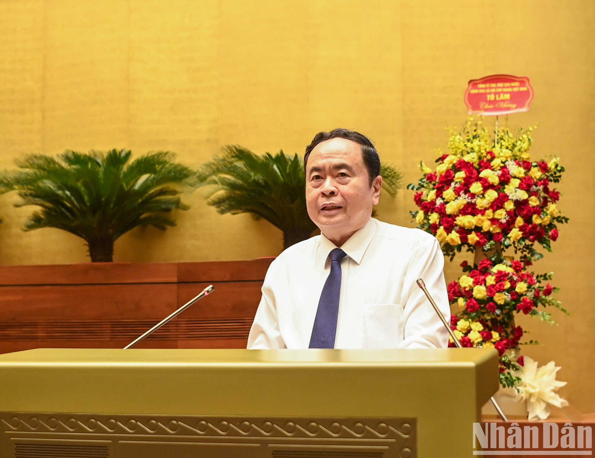 El presidente de la Asamblea Nacional, Tran Thanh Man, ofrece directrices.