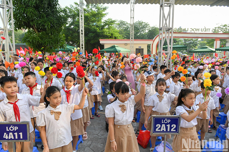 Escena de la celebración en la escuela primaria de Hoang Mai, en la capital. Escena de la celebración en la escuela primaria de Hoang Mai, en la capital.