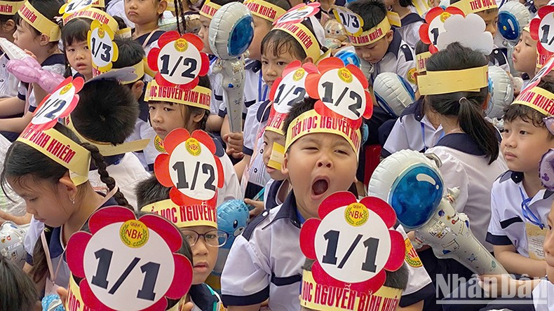 Los alumnos de primer grado reaccionan al nuevo entorno con una mezcla de emociones. Fotos capturadas en la escuela primaria de Nguyen Binh Khiem, en Ciudad Ho Chi Minh. Los alumnos de primer grado reaccionan al nuevo entorno con una mezcla de emociones. Fotos capturadas en la escuela primaria de Nguyen Binh Khiem, en Ciudad Ho Chi Minh.