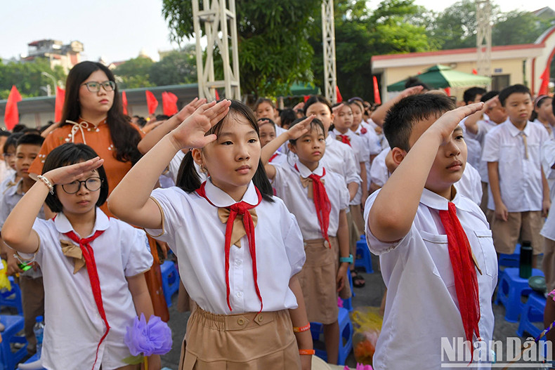 El acto de saludo a la bandera en la escuela primaria de Linh Dam. El acto de saludo a la bandera en la escuela primaria de Linh Dam.