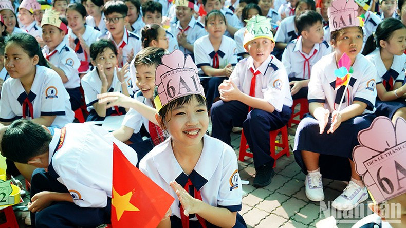 Atmósfera de regocijo entre los maestros y estudiantes de la escuela secundaria de Le Thanh Cong, en la sureña Ciudad Ho Chi Minh. Atmósfera de regocijo entre los maestros y estudiantes de la escuela secundaria de Le Thanh Cong, en la sureña Ciudad Ho Chi Minh.