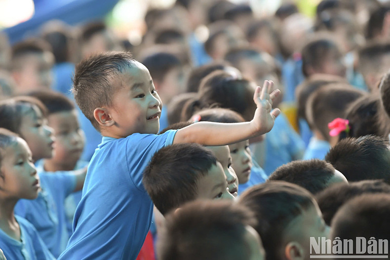 Los niños del parvulario de Hoang Liet, en Hanói, se suman al llamado festival vietnamita de asistencia al colegio. Los niños del parvulario de Hoang Liet, en Hanói, se suman al llamado festival vietnamita de asistencia al colegio.