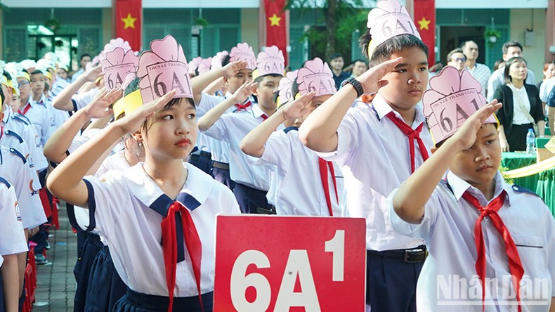 Durante el acto de saludo a la bandera en la escuela secundaria de Le Thanh Cong. Durante el acto de saludo a la bandera en la escuela secundaria de Le Thanh Cong.