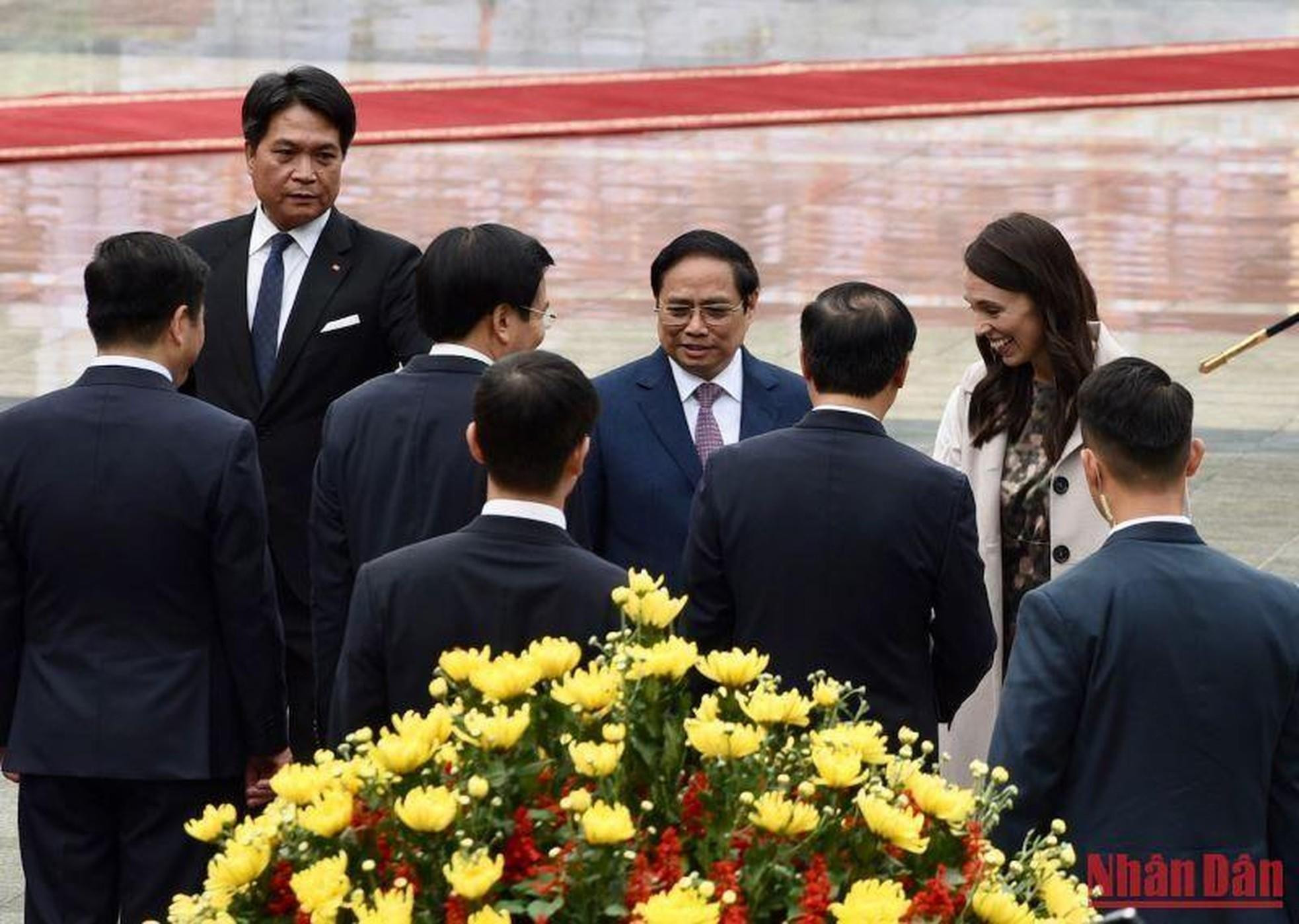 Saludan a miembros del Gobierno vietnamita. Saludan a miembros del Gobierno vietnamita.