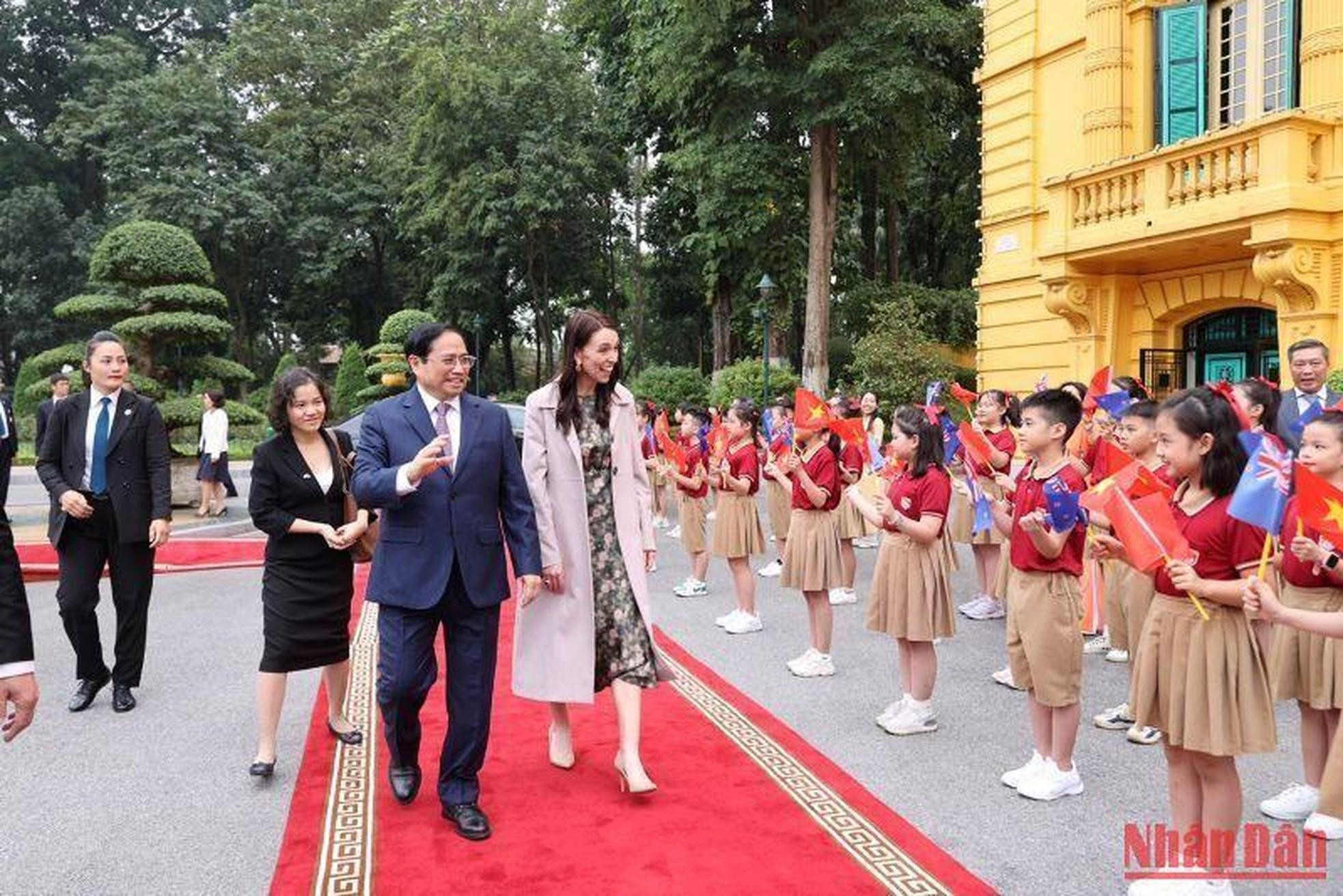Niños capitalinos dan bienvenida a la dirigente. Niños capitalinos dan bienvenida a la dirigente.