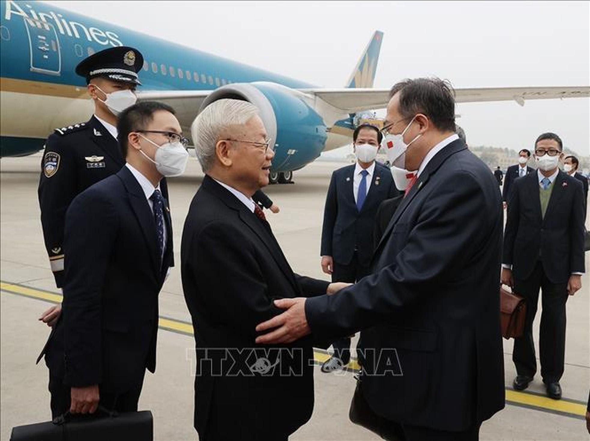 Liu Jianchao (derecha), jefe del Departamento de Enlace Internacional del Comité Central del Partido Comunista de China, recibe a Phu Trong en el Aeropuerto Internacional de Pekín. Liu Jianchao (derecha), jefe del Departamento de Enlace Internacional del Comité Central del Partido Comunista de China, recibe a Phu Trong en el Aeropuerto Internacional de Pekín.