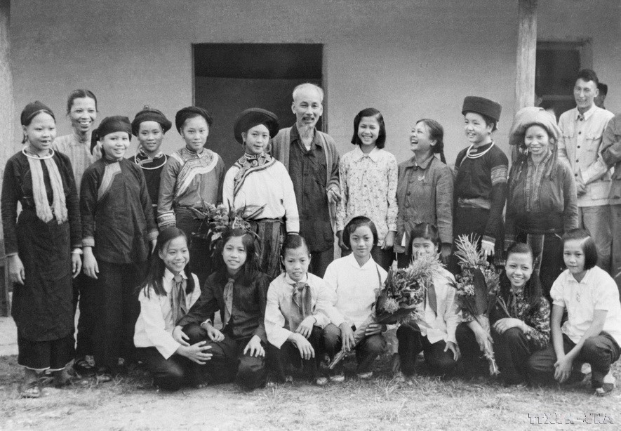 El Presidente Ho Chi Minh posa con mujeres y niños de grupos étnicos en la provincia de Lao Cai (23 de septiembre de 1958).