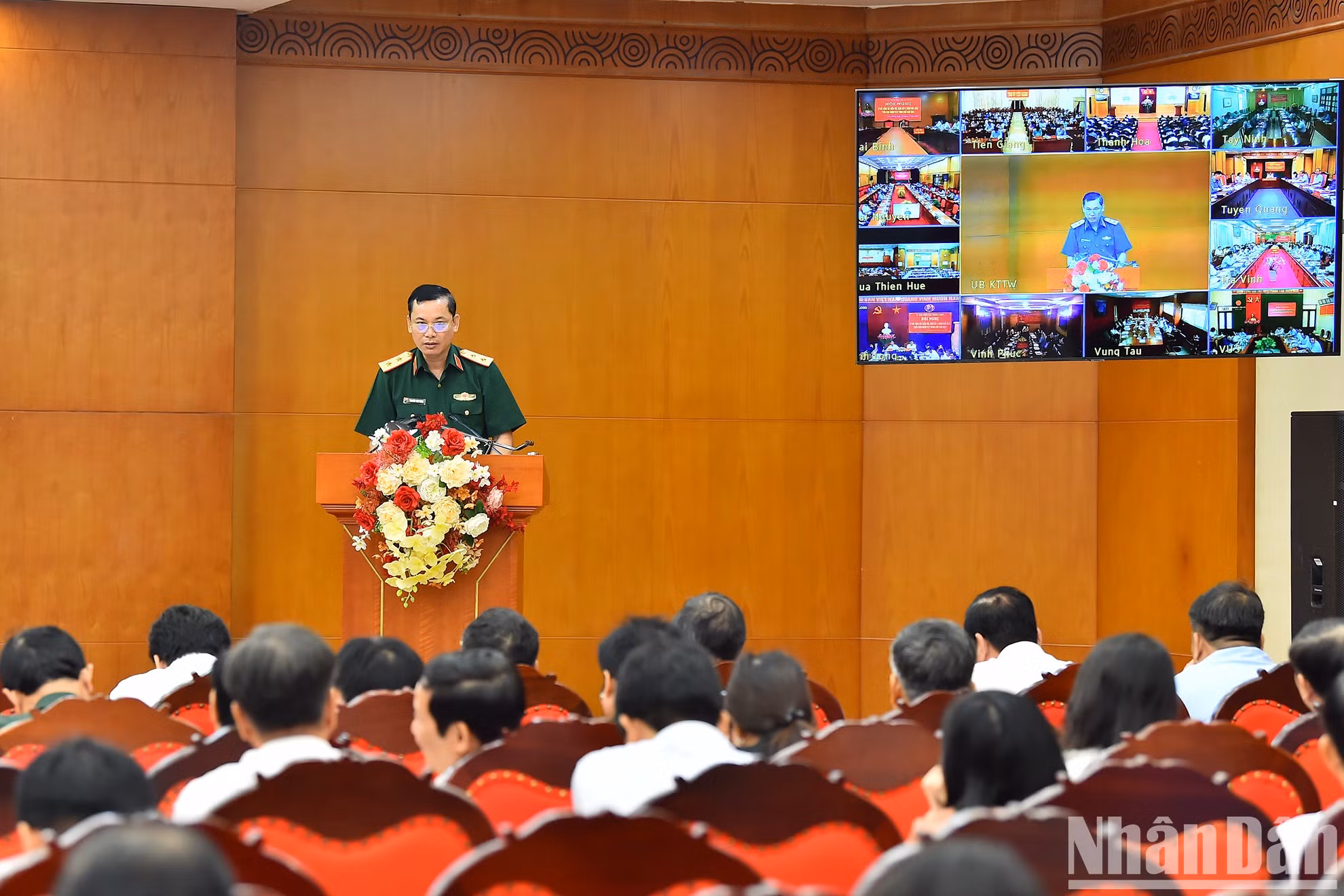 Un delegado militar presenta su ponencia.