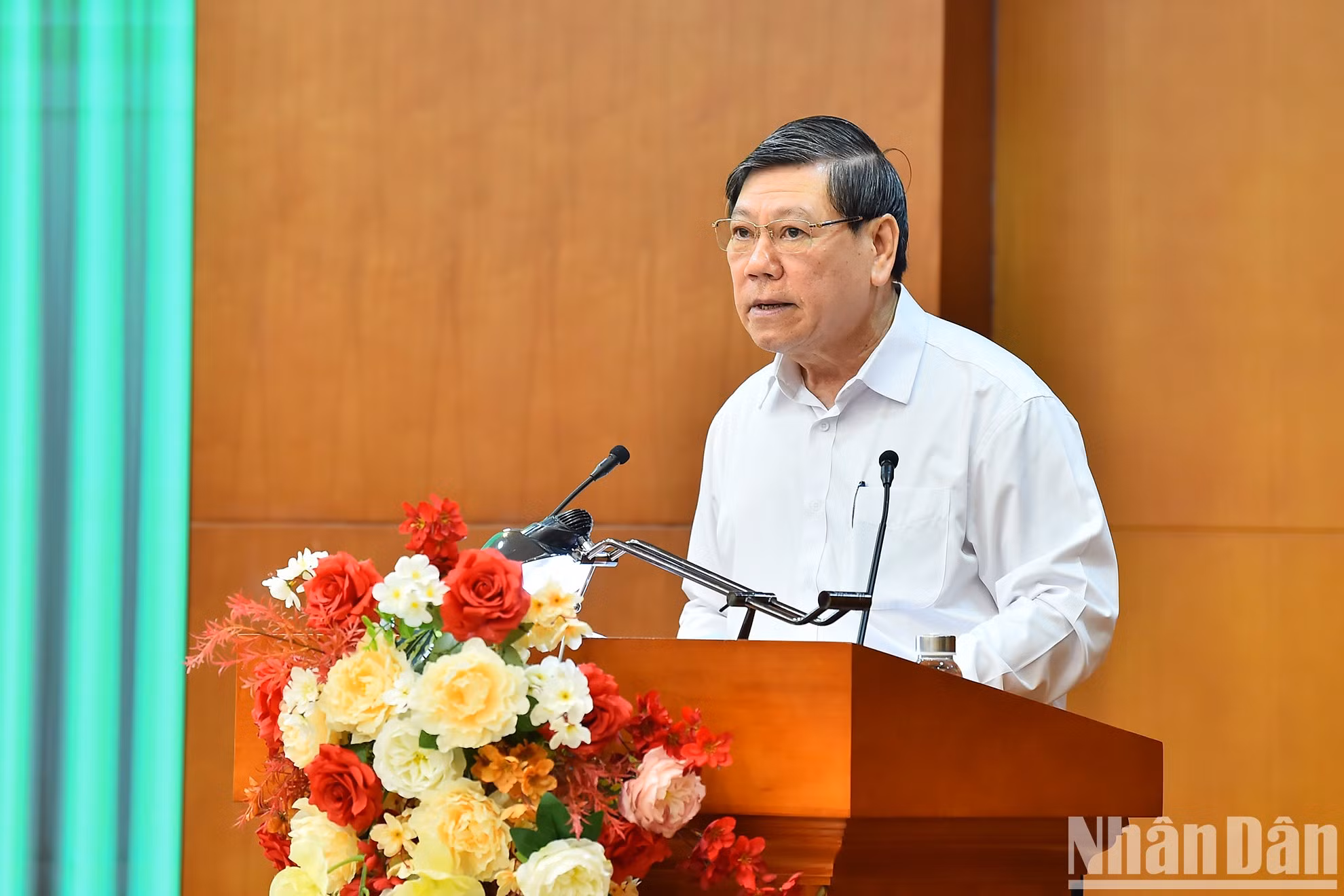 El subjefe de la Comisión Tran Van Ron habla en la sesión.