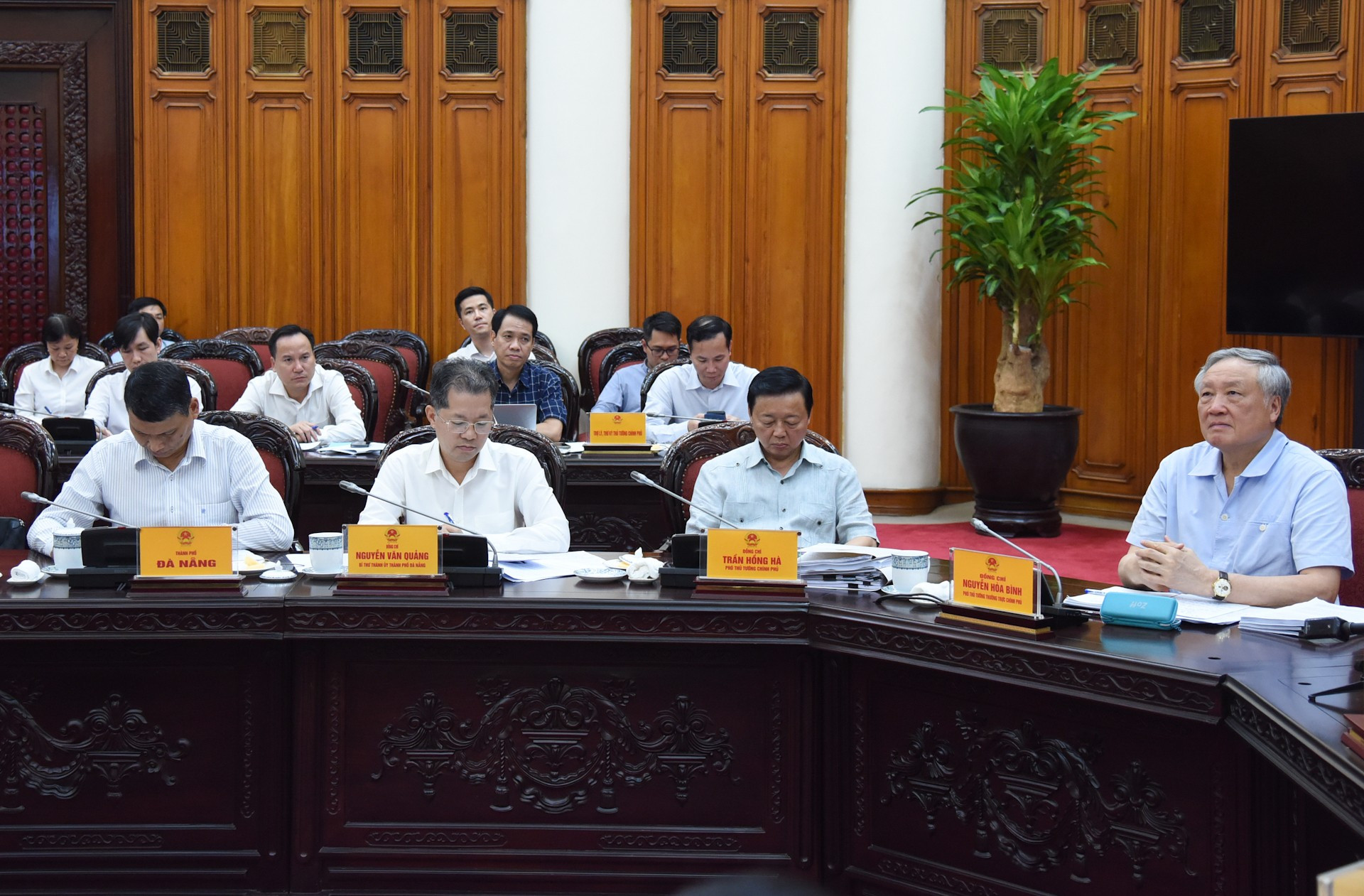 Los vice primeros ministros del país y dirigentes de localidades en la reunión.