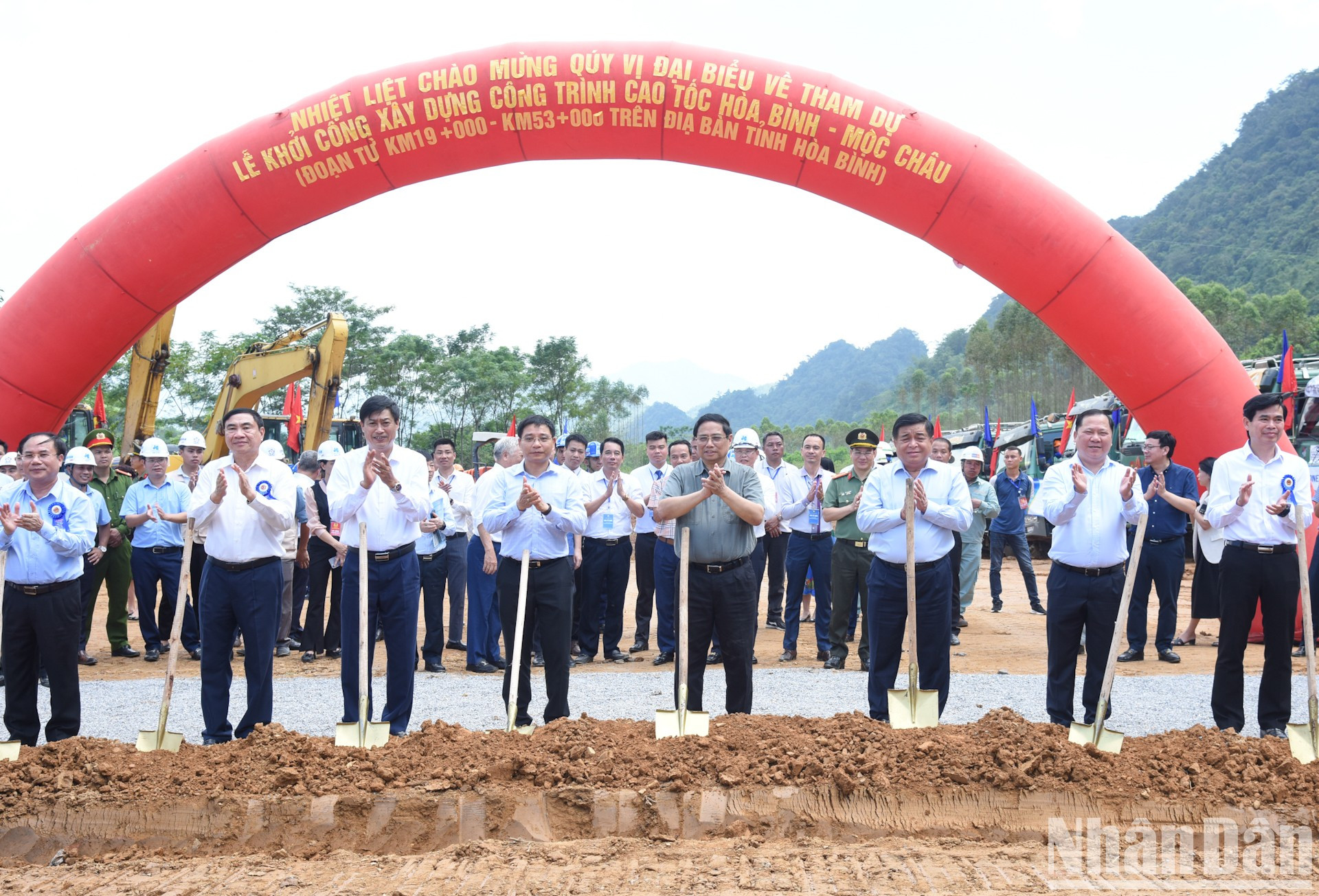El jefe de Gobierno realiza el acto protocolario para dar inicios a la construcción. El jefe de Gobierno realiza el acto protocolario para dar inicios a la construcción.