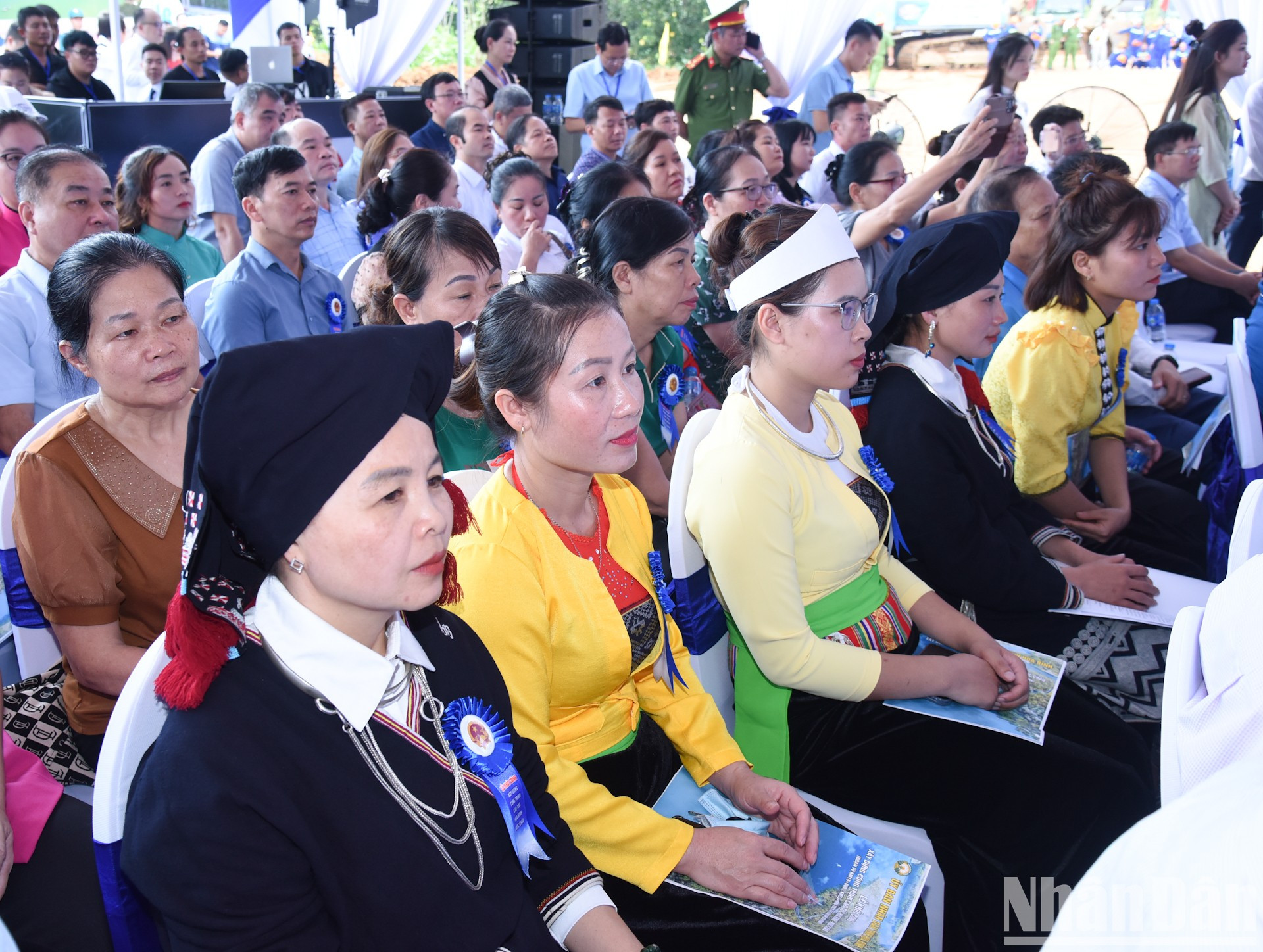 Representantes de la población local. Representantes de la población local.