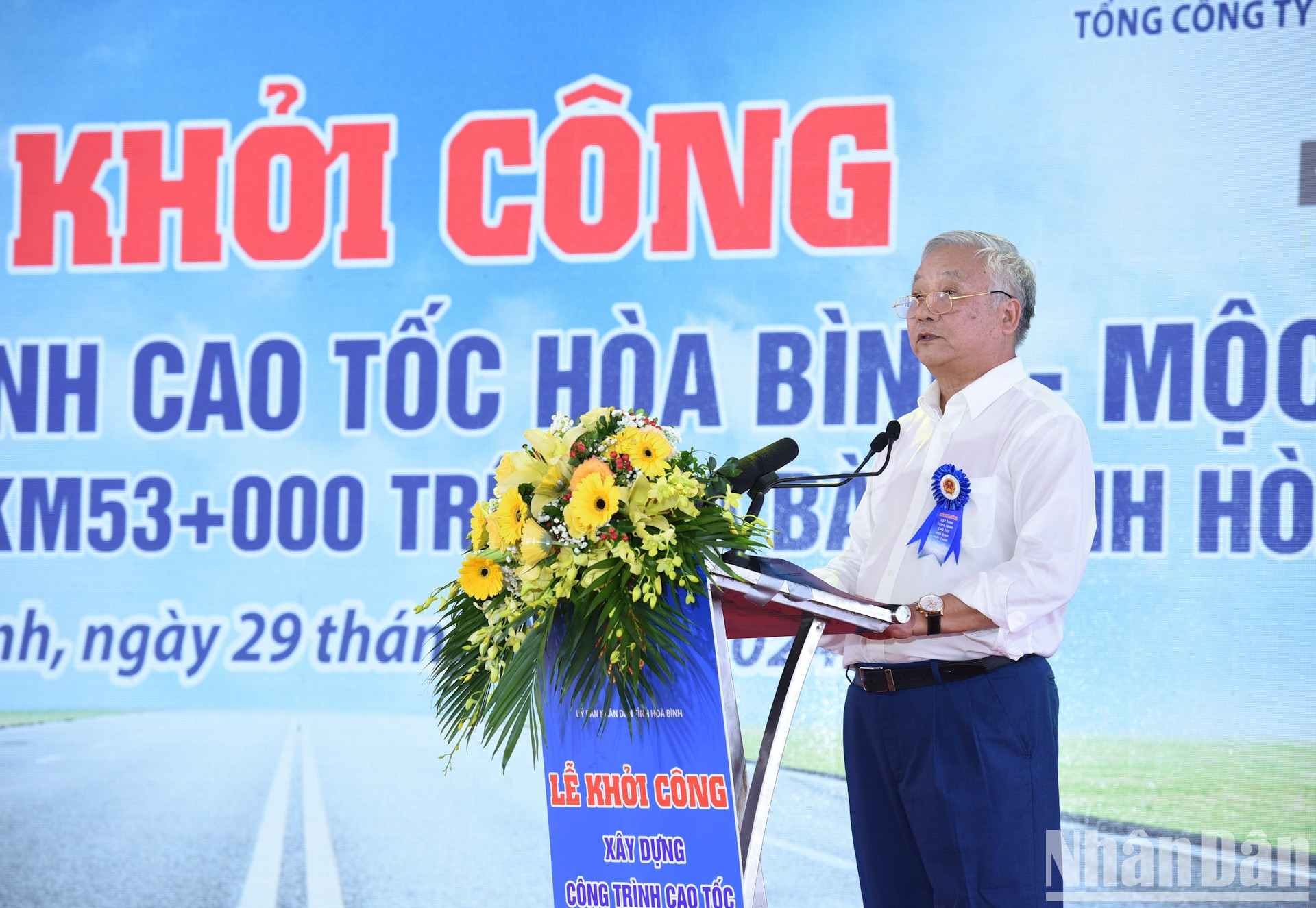 Un representante de los ejecutores del proyecto da palabras. Un representante de los ejecutores del proyecto da palabras.