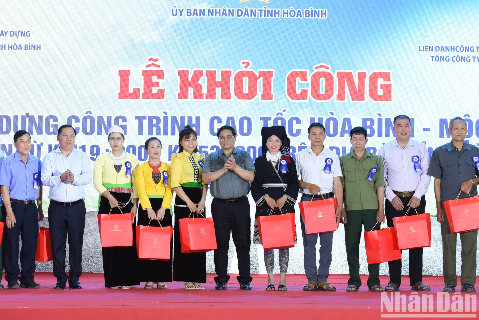 El premier Pham Minh Chinh entrega regalos a secretarios de las instancias partidistas locales, jefes de aldeas, patriarcas de aldeas y otras personas con prestigio en la comunidad en Da Bac. El premier Pham Minh Chinh entrega regalos a secretarios de las instancias partidistas locales, jefes de aldeas, patriarcas de aldeas y otras personas con prestigio en la comunidad en Da Bac.