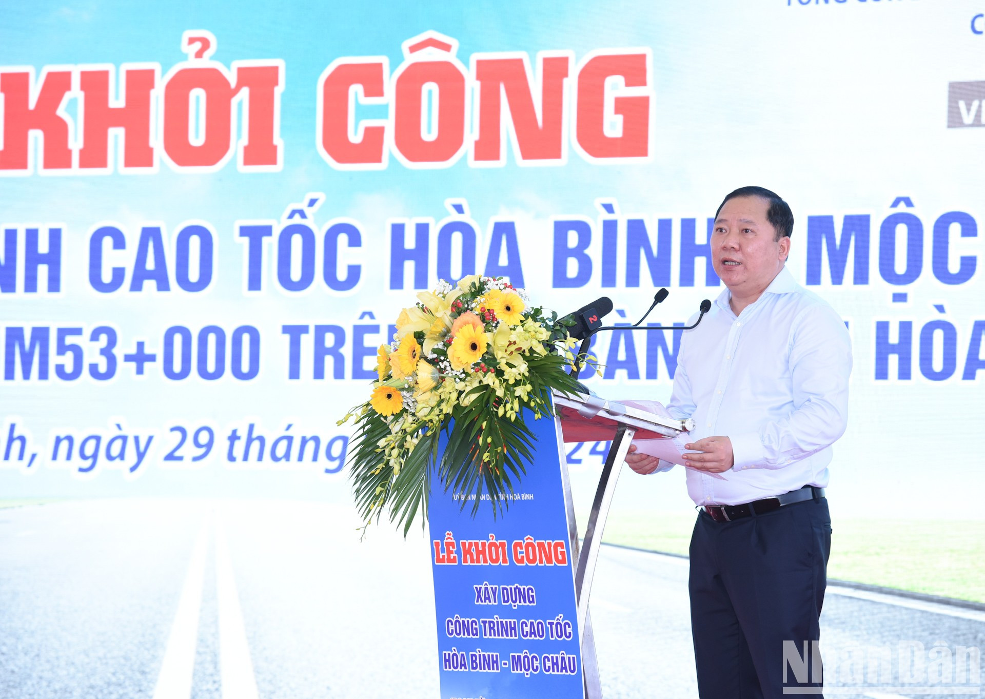 El secretario del Comité del Partido en Hoa Binh, Nguyen Phi Long. El secretario del Comité del Partido en Hoa Binh, Nguyen Phi Long.