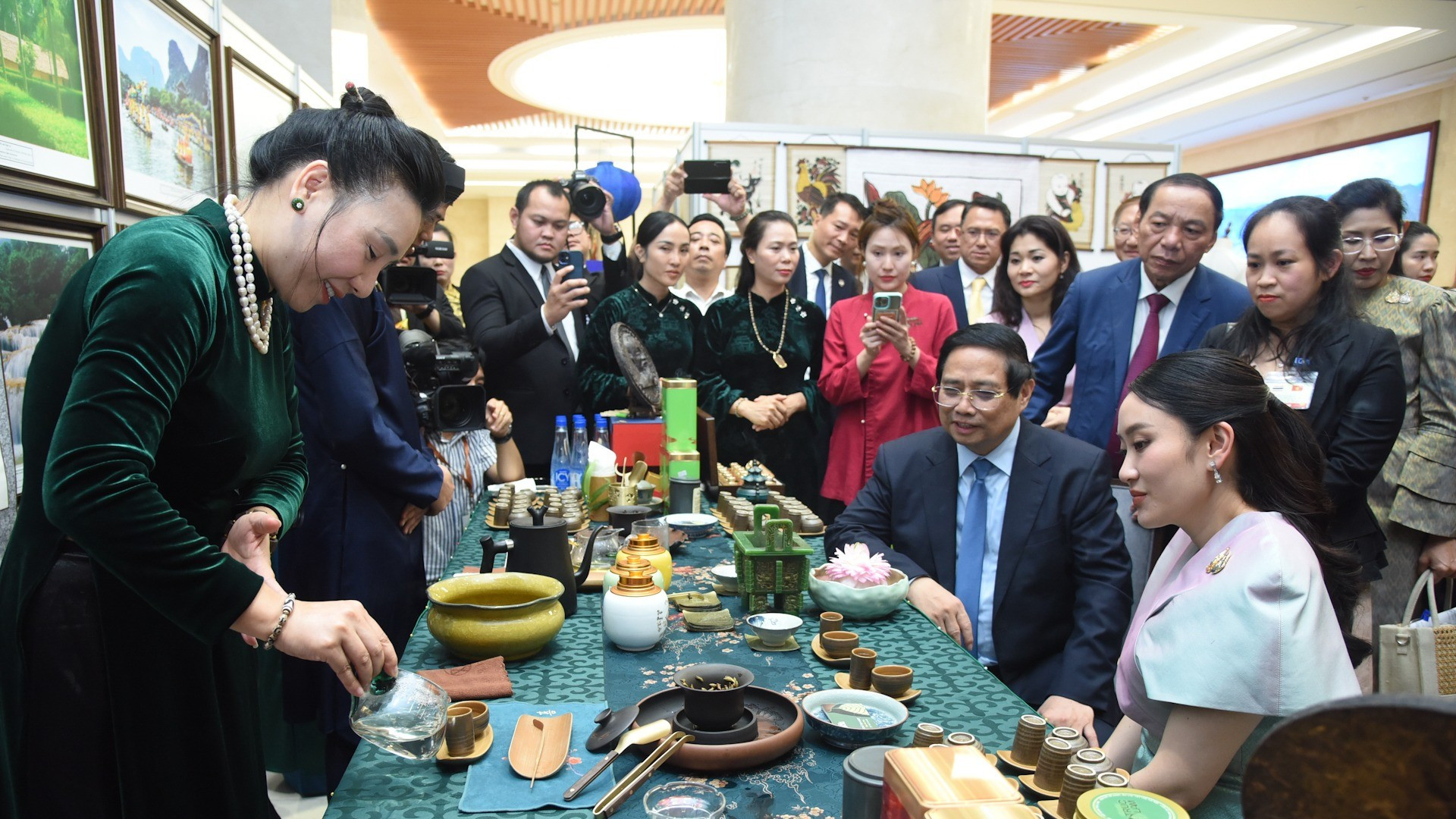 Minh Chinh y la visitante asisten a una sesión de té vietnamita. Minh Chinh y la visitante asisten a una sesión de té vietnamita.