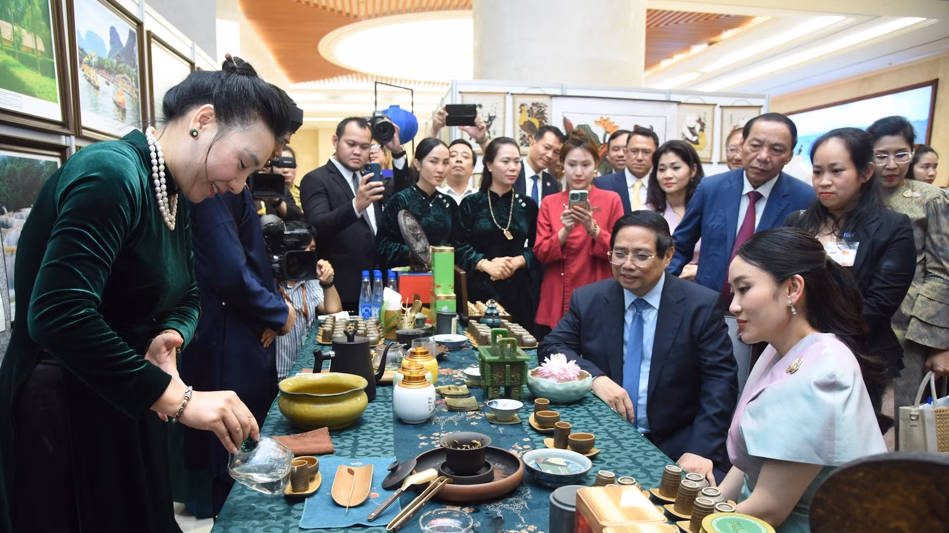 Minh Chinh y la visitante asisten a una sesión de té vietnamita. Minh Chinh y la visitante asisten a una sesión de té vietnamita.